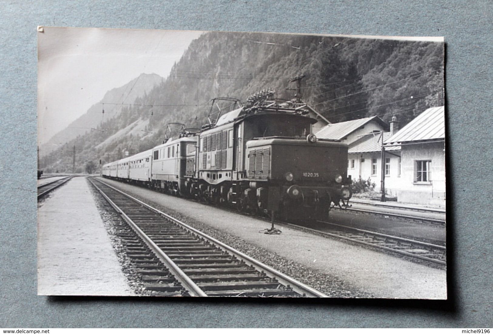 Photo Locomotive  1020 35 Gare De Langen Ou St Anton ? Autriche Cliché SCHNABEL 1966 - Stations - Met Treinen