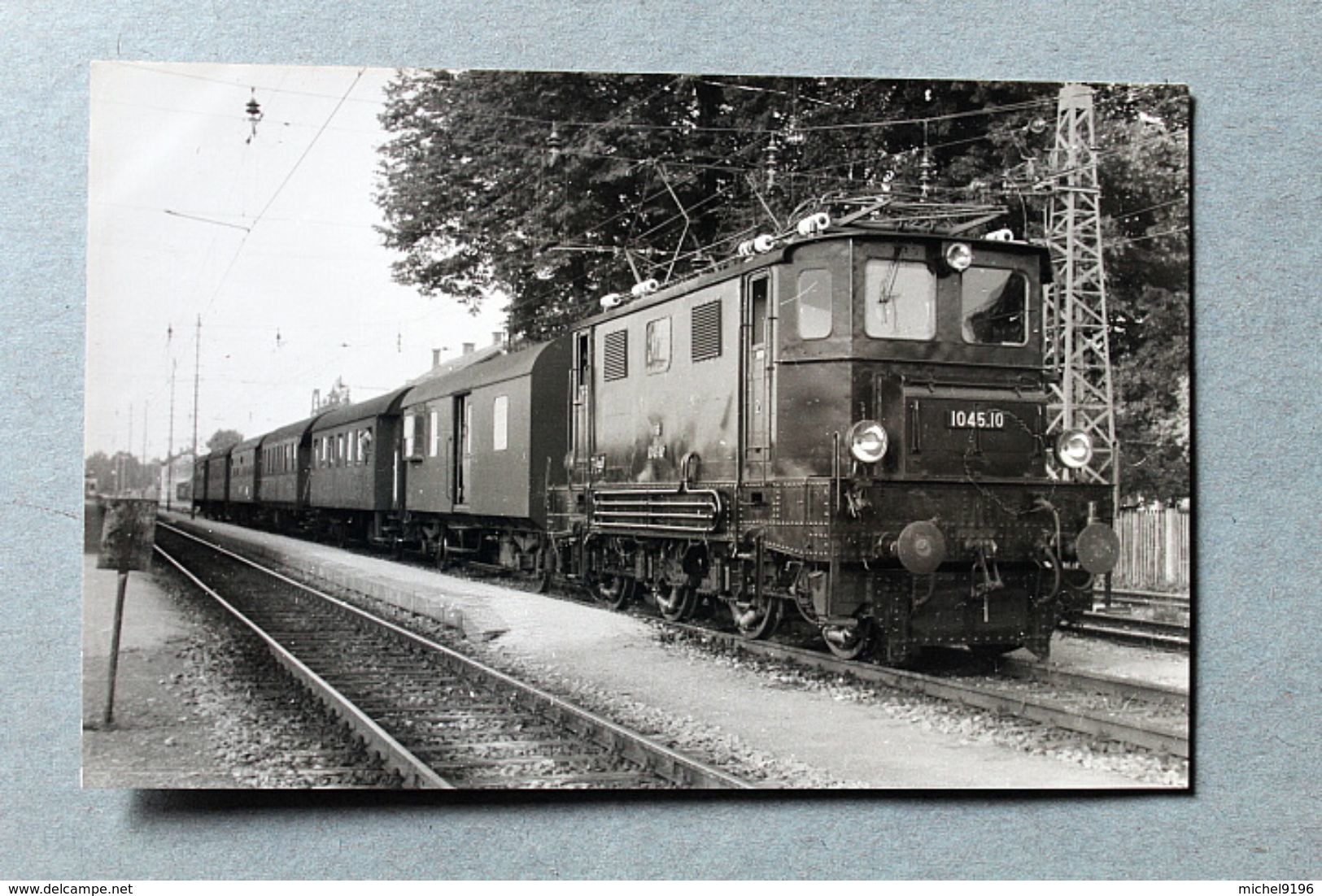 Photo Locomotive 1045 10 En Gare De Gmundun Autriche Cliché SCHNABEL 1966 - Gares - Avec Trains