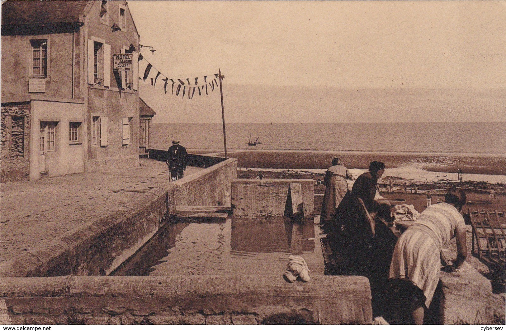 ARROMANCHES-les-BAINS - Le Lavoir - Lavandières - Hôtel De La Marine -TBE - Arromanches