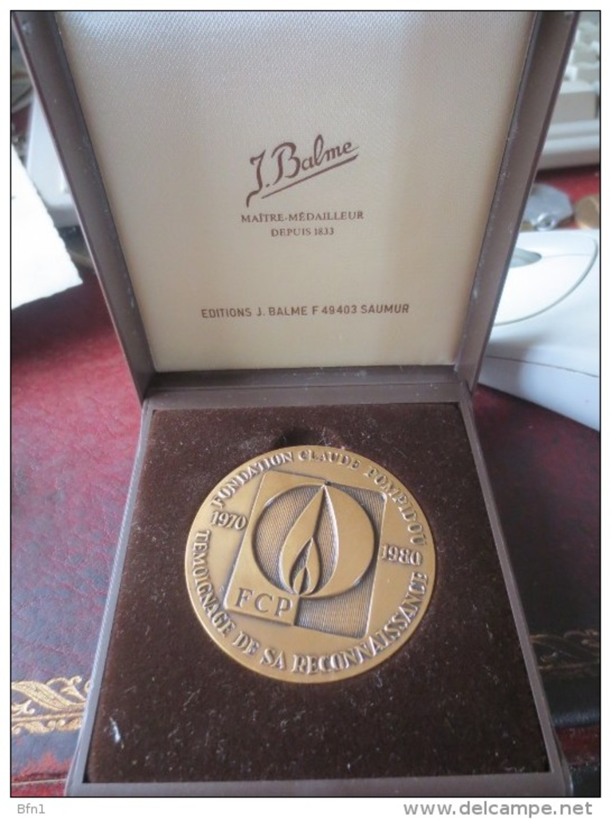 MEDAILLE FONDATION CLAUDE POMPIDOU EDITIONS J.BALME AVEC MA GRATITUDE POUR VOTRE CONCOURS ET VOTRE GENEROSITE - Royaux / De Noblesse