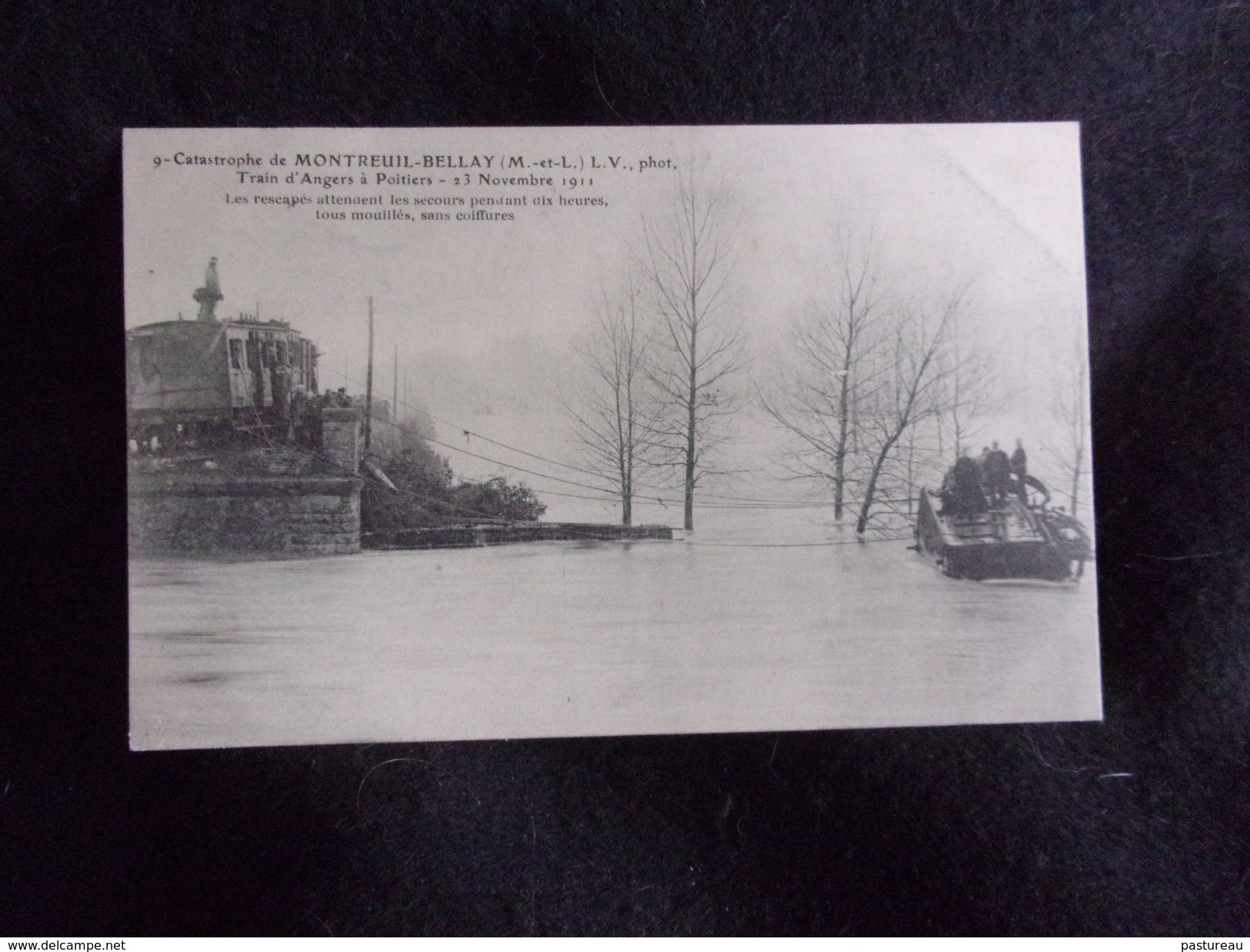 Montreuil - Bellay . Catastrophe Du 23 Novembre 1911.Les Rescapés Attendent Les Secours .Voir 2 Scans . - Montreuil Bellay