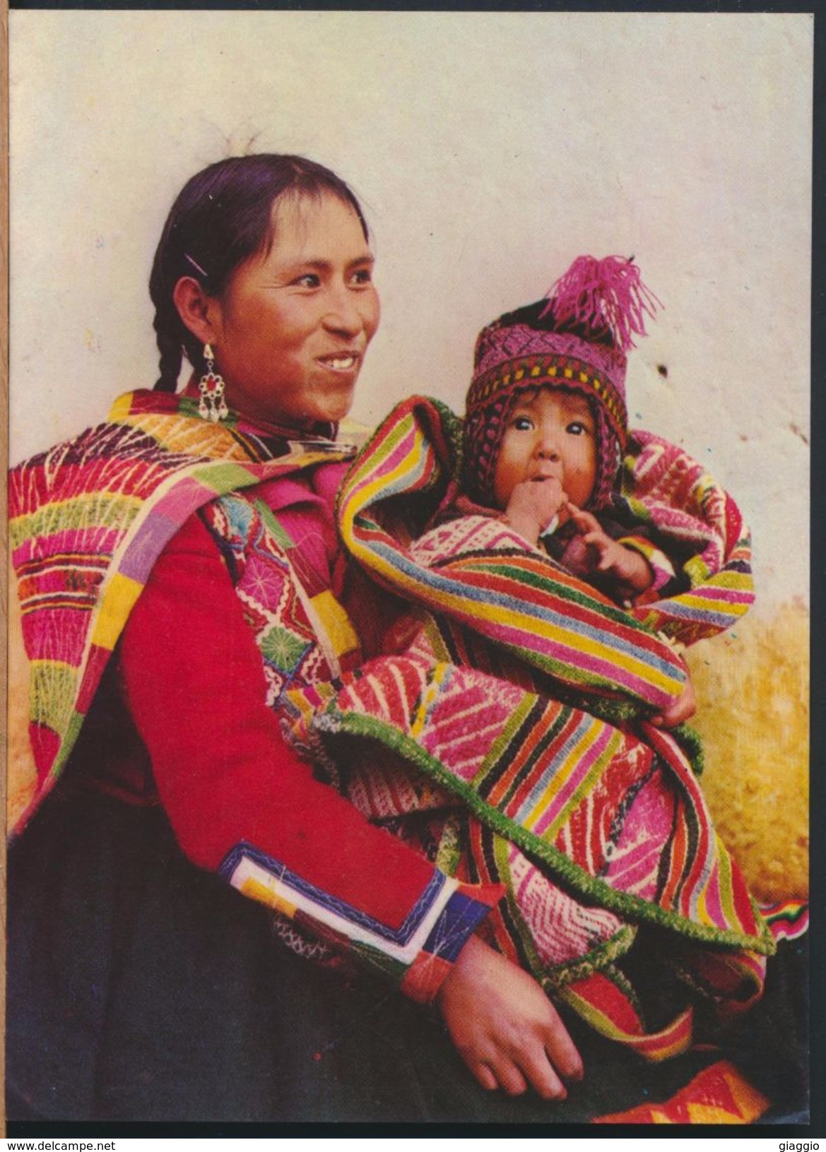 °°° 9398 - PERU - MADRE NATIVA CON VESTIMENTA DOMINICAL - 1981 °°° - Perù