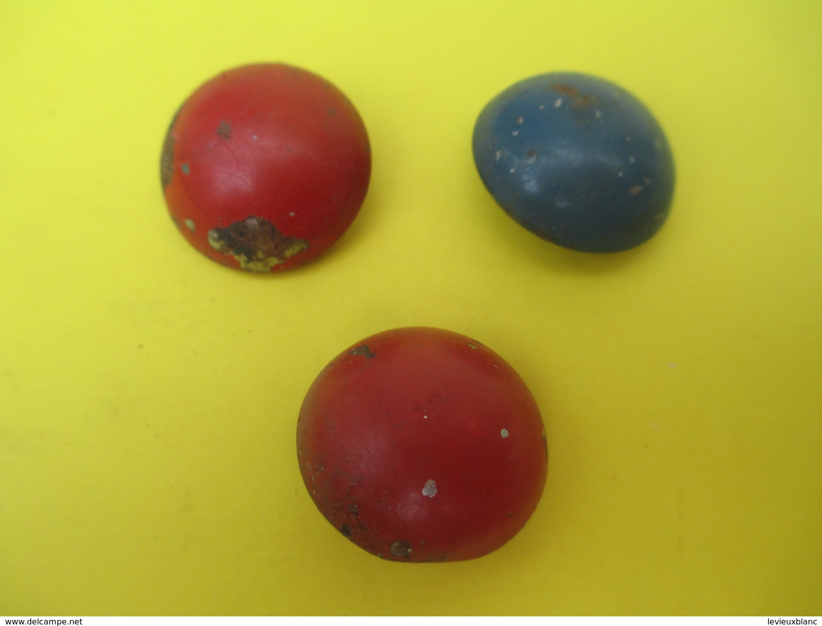 3 Boutons De Livrée/De Couleurs Différentes / 2 Bleus Et 1 Rouge /Militaria/Origine à Déterminer/Début XXème     BOUT119 - Buttons