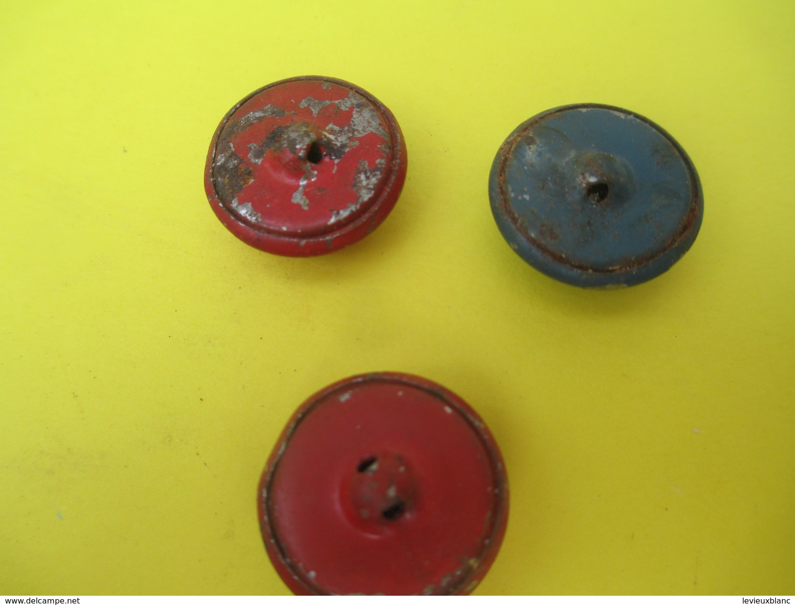 3 Boutons De Livrée/De Couleurs Différentes / 2 Bleus Et 1 Rouge /Militaria/Origine à Déterminer/Début XXème     BOUT119 - Knöpfe