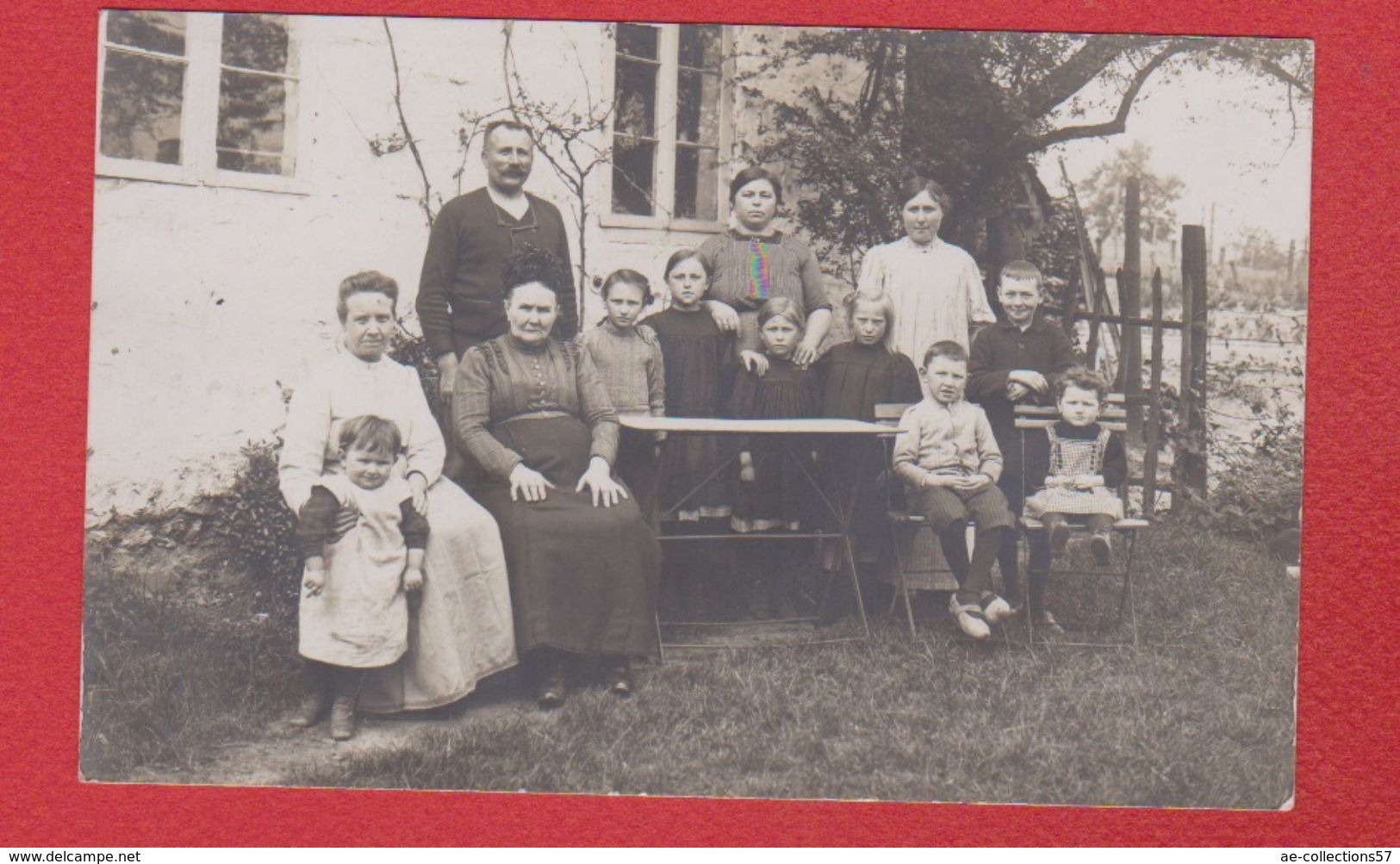 Woluwe St Pierre  -- Carte Photo  - Famille Dans Un Jardin  -- 2/3/1914 - Autres & Non Classés