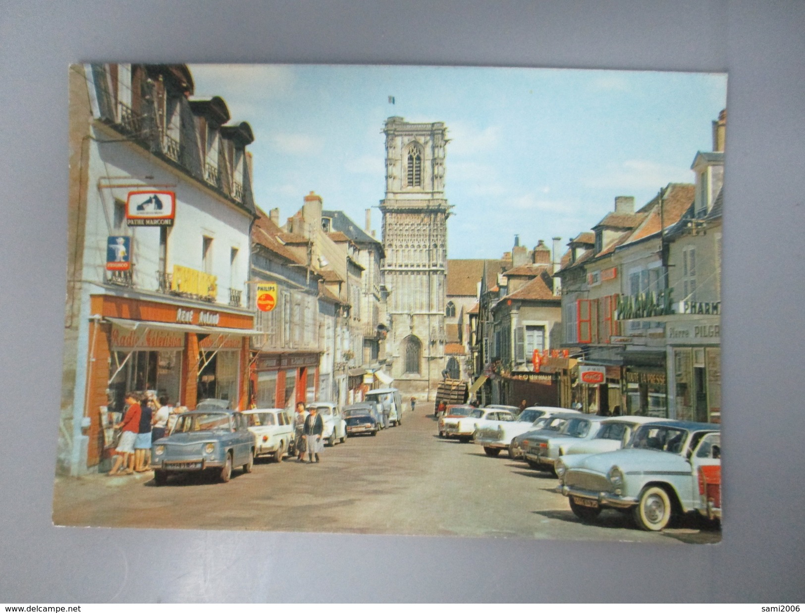 CPA PHOTO 58 CLAMECY PLACE DU GRAND MARCHE LA COLLEGIALE SAINT MARTIN COMMERCES VOITURES ANCIENNES - Clamecy