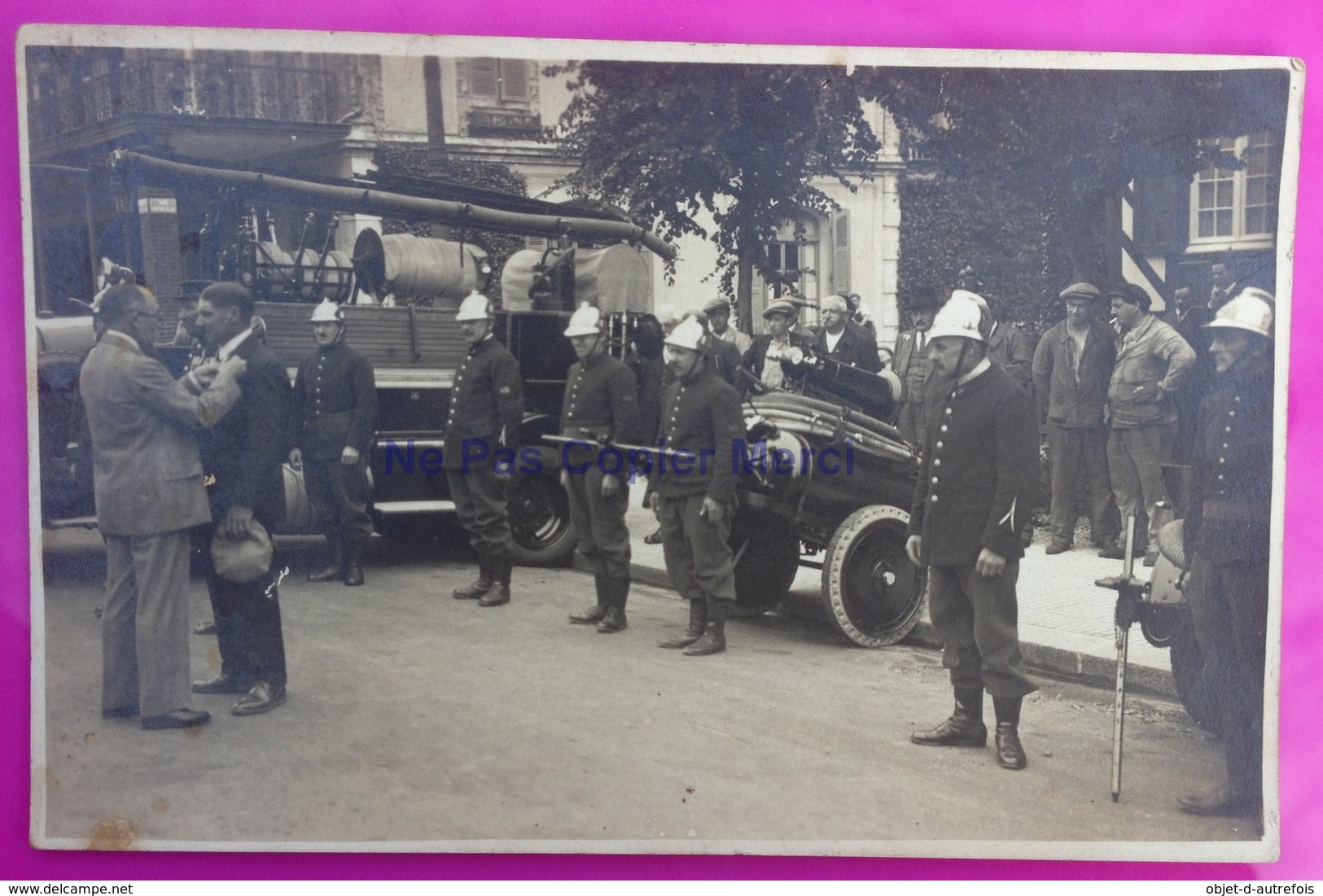 Carte Photo Remise Décoration Pompiers Rue Victor Hugo Paris ? Carte Postale Pompier Camion Matériel Uniforme - Sapeurs-Pompiers