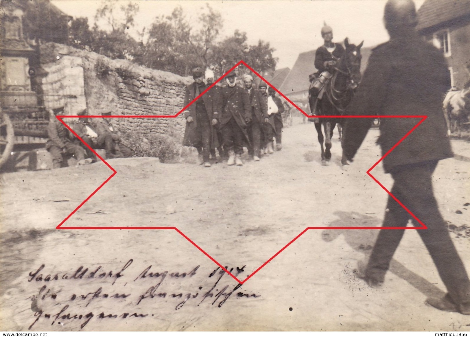 Photo Aout 1914 SAARALTDORF (Sarraltroff Près Sarrebourg) - Prisonniers Français Dans Une Rue (A181, Ww1, Wk 1) - Autres & Non Classés
