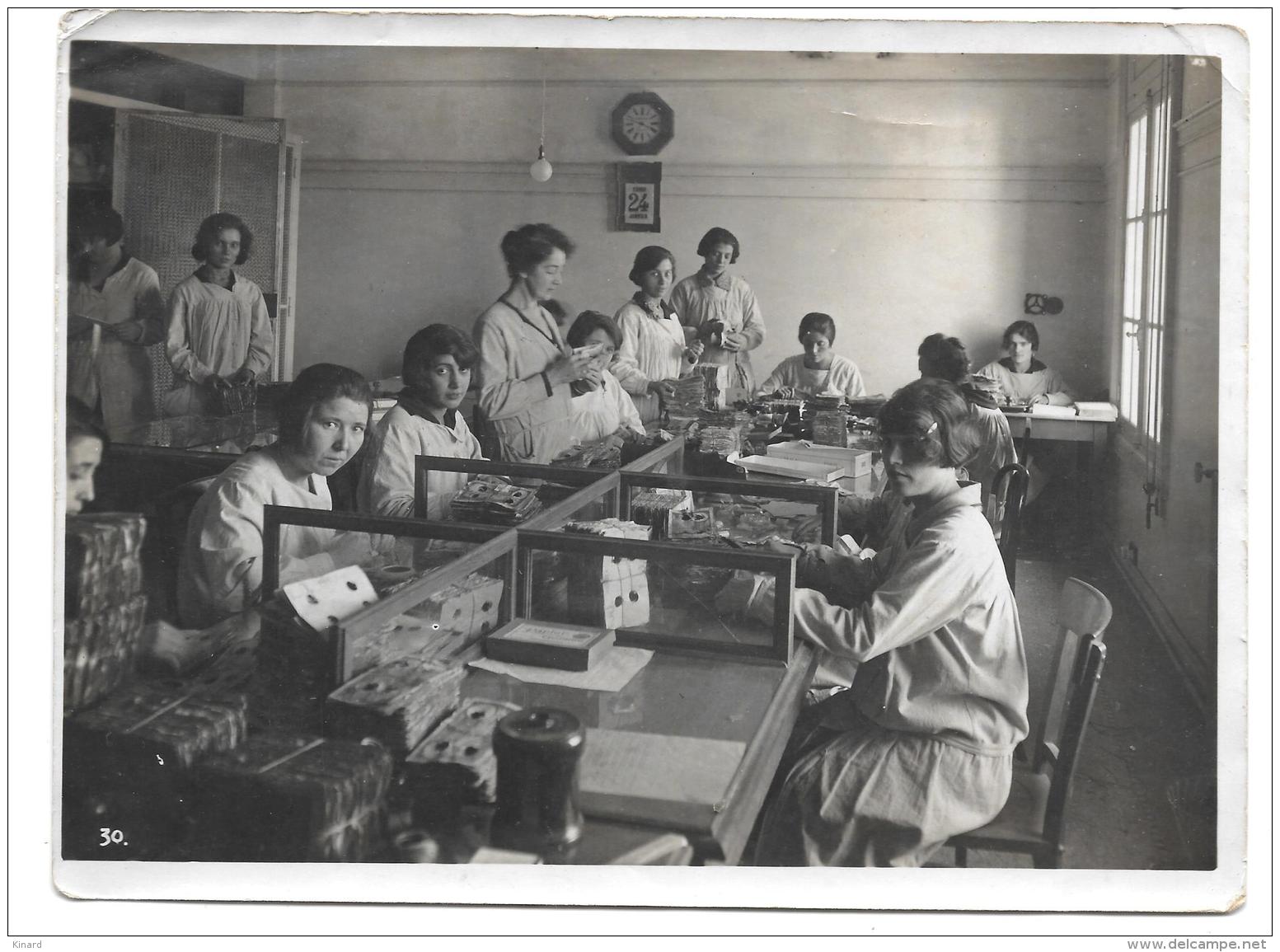 CPA.  RABAT ....PHOTO..FLANDRIN.. JANVIER 1927..SERVICE EXPEDITION  D'UNE FABRIQUE DE BOUTONS .BE...Form :  176 X 130 MM - Rabat