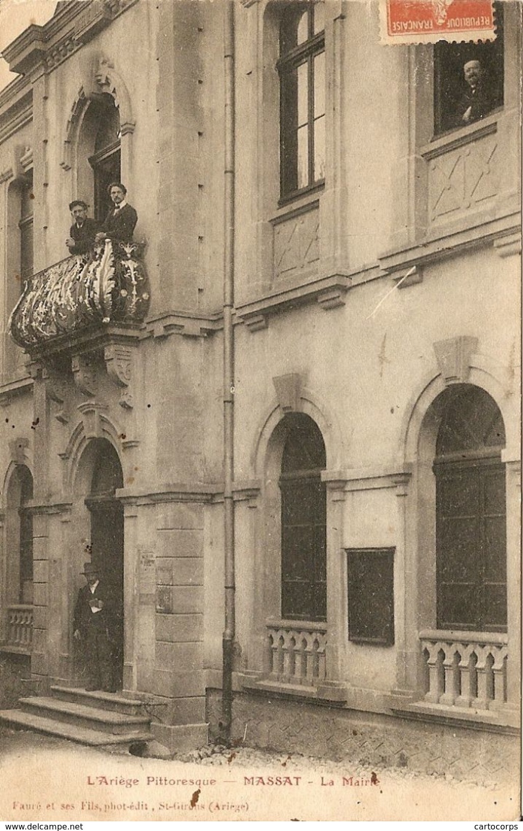 09 - Massat - Une Belle Pose à L'Entrée - Au Balcon De La Mairie - Autres & Non Classés