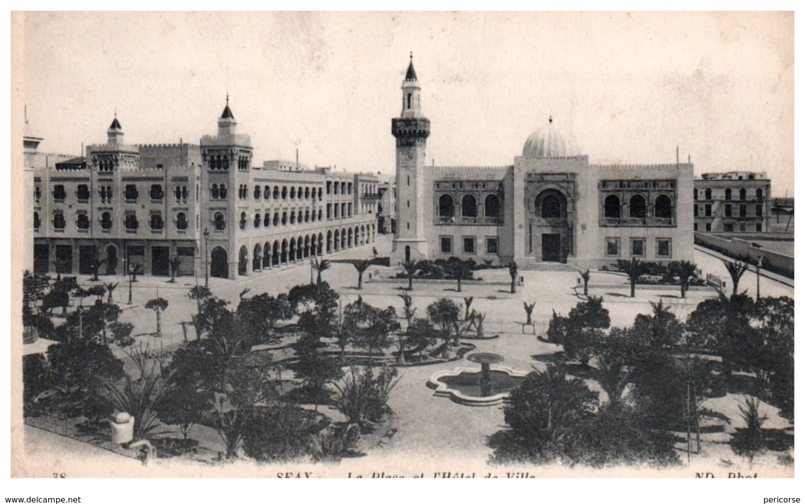 Tunisie   Sfax  La Place  Et L'hotel De Ville - Tunisie