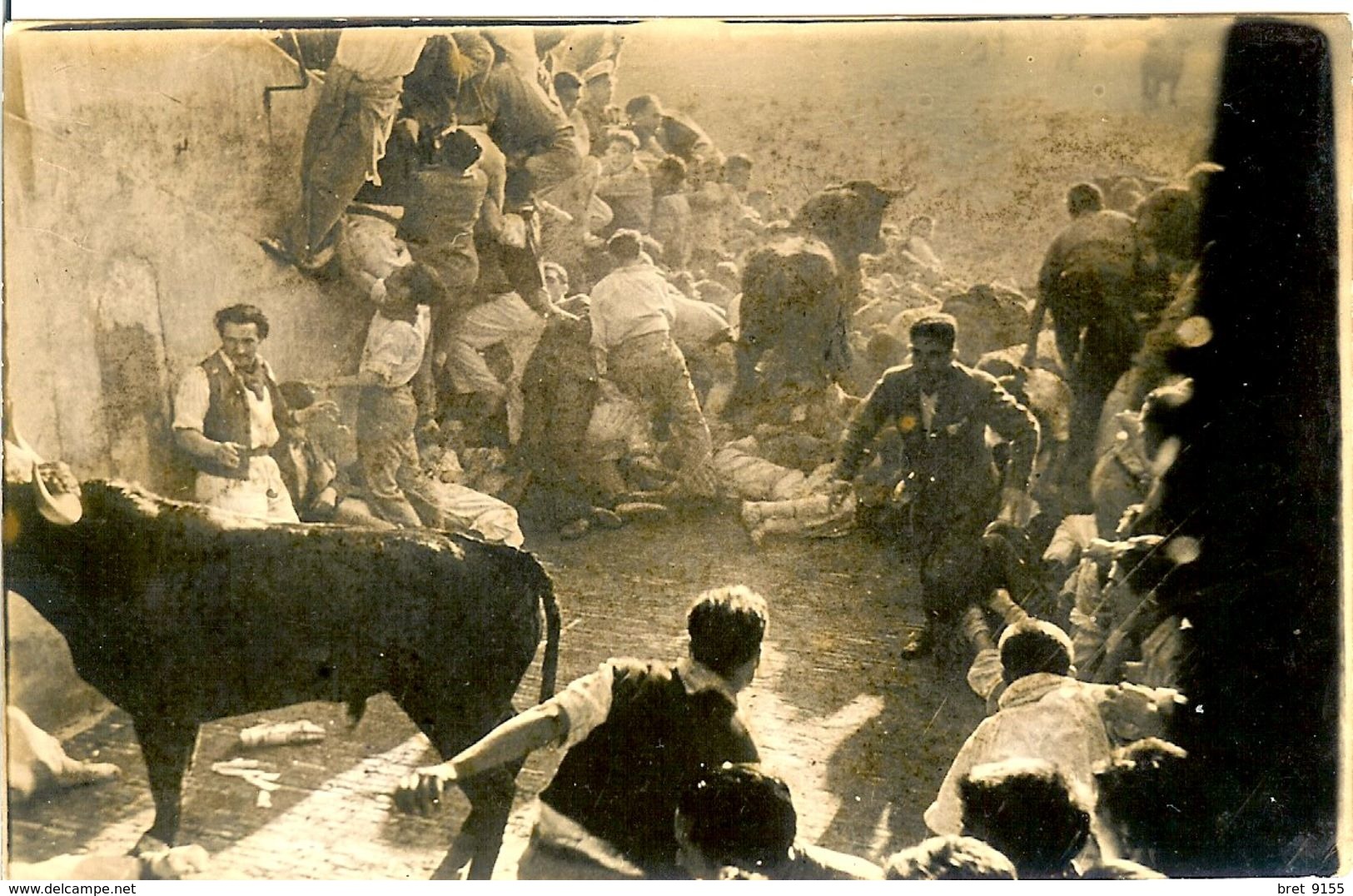 PHOTO ORIGINALE LACHER DE TAUREAUX PAMPLONA PAMPLUNE LE TAUREAU EST SUR LES CORPS COUCHES AU SOL - Altri & Non Classificati