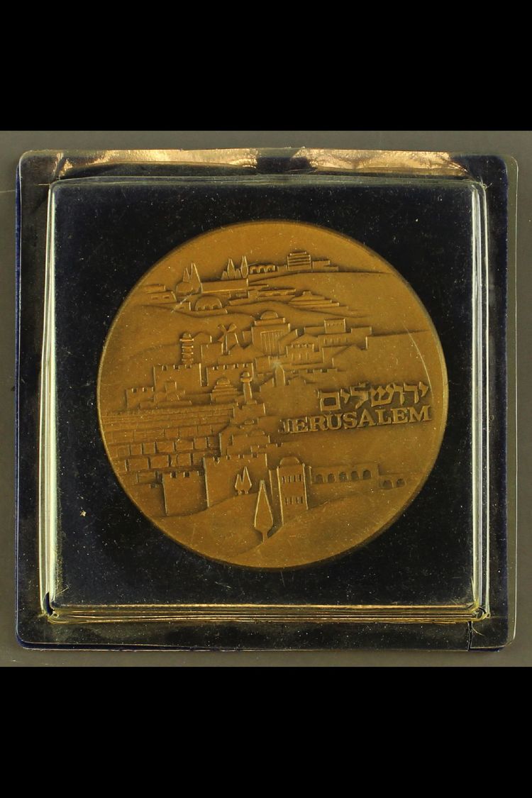 BRONZE MEDALLION  Featuring The Knesset Building On The Front Side Of The Coin With The Emblem Of The State Of Israel, O - Autres & Non Classés