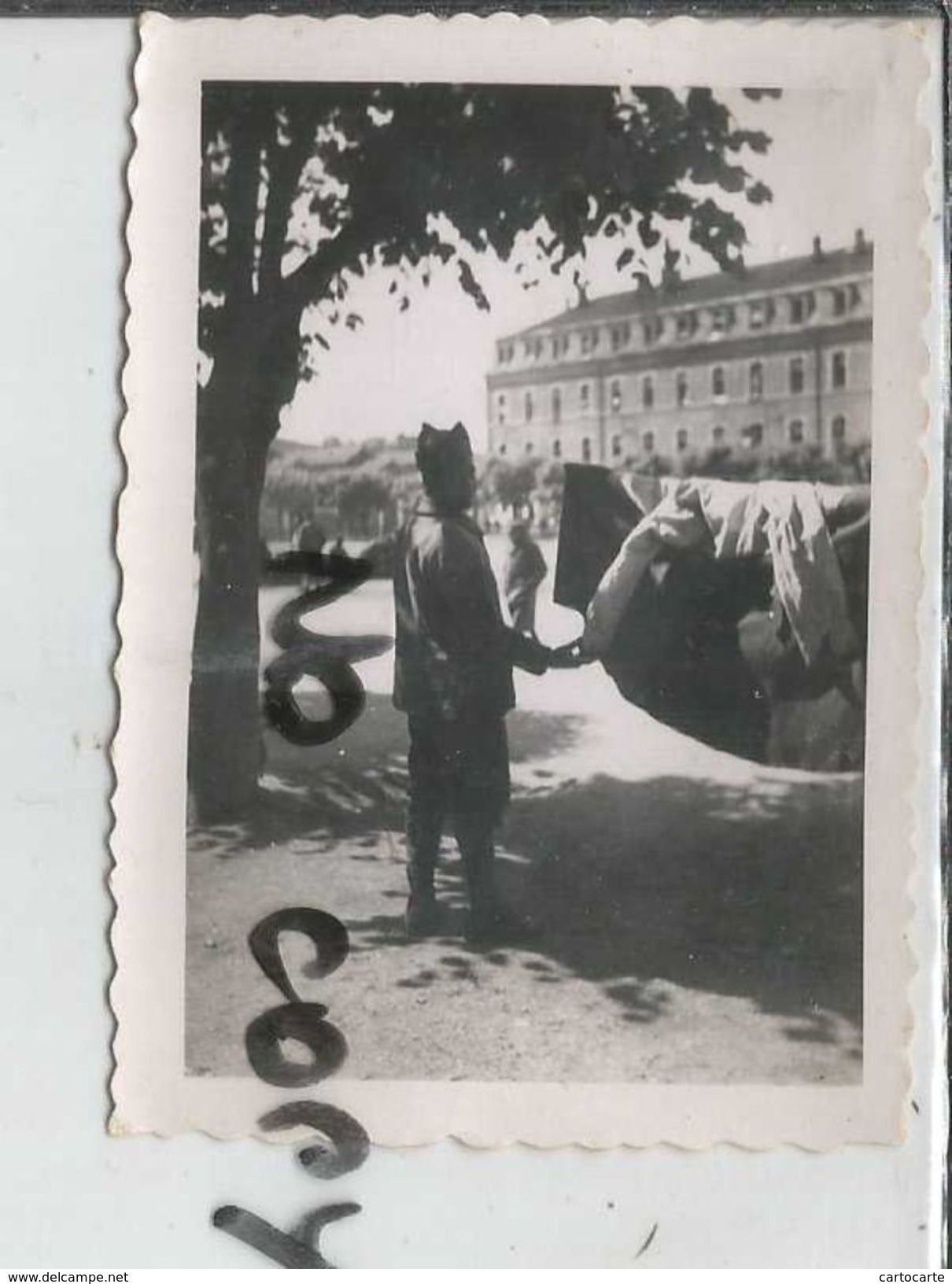 88 EPINAL    PHOTO  ALLEMANDE  1940 CASERNE PRISONNIERS - Epinal