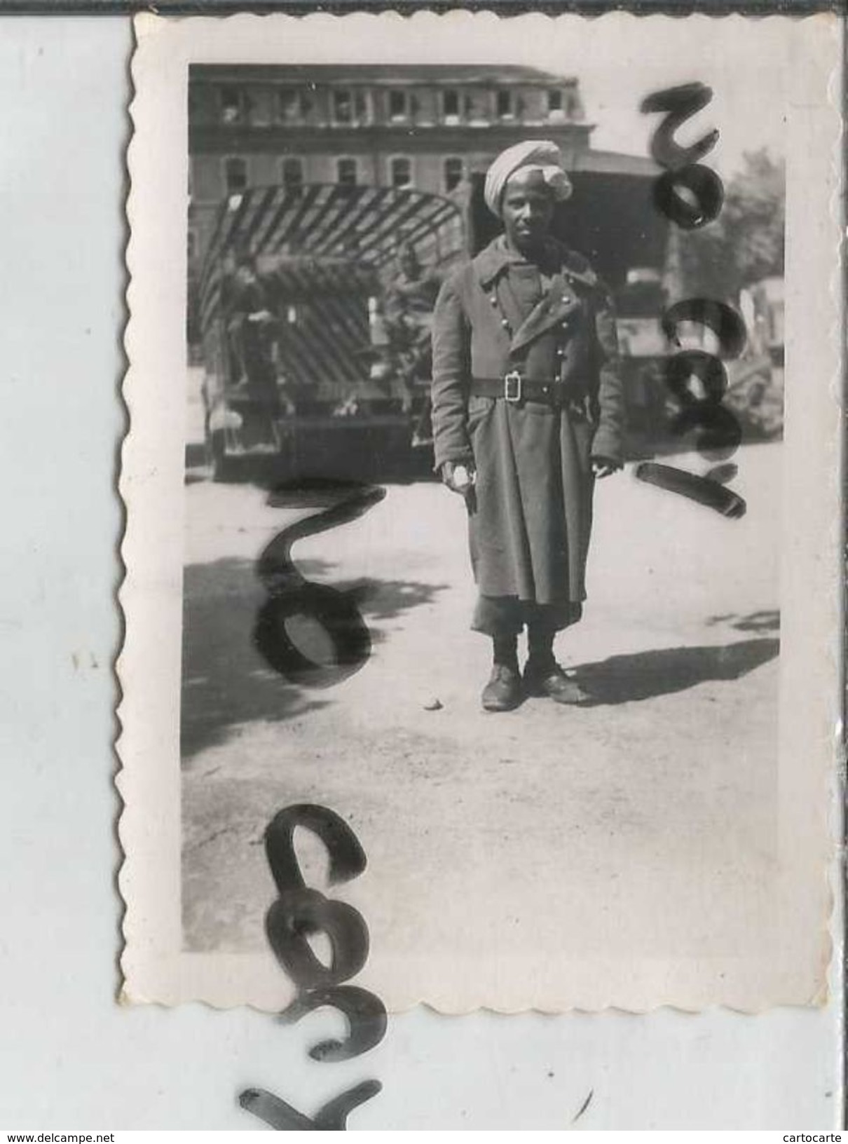 88 EPINAL    PHOTO  ALLEMANDE  1940 CASERNE PRISONNIERS - Guerre, Militaire