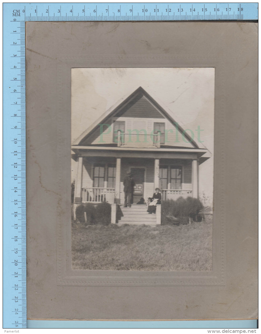 Grande  Photo  - Couple Devant La Maison Familliale, Maison Deux Galeries En Hauteur - Non Classés