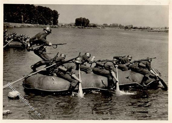 SS WK II Unsere Waffen SS Mit Floßsäcken über Den Fluß  Foto AK I- - Oorlog 1939-45