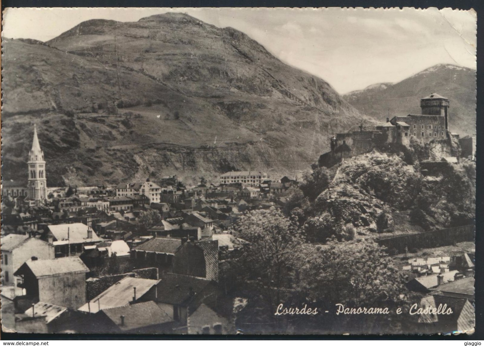 °°° 9536 - FRANCE - 64 - LOURDES - PANORAMA E CASTELLO - 1956 With Stamps °°° - Lourdes