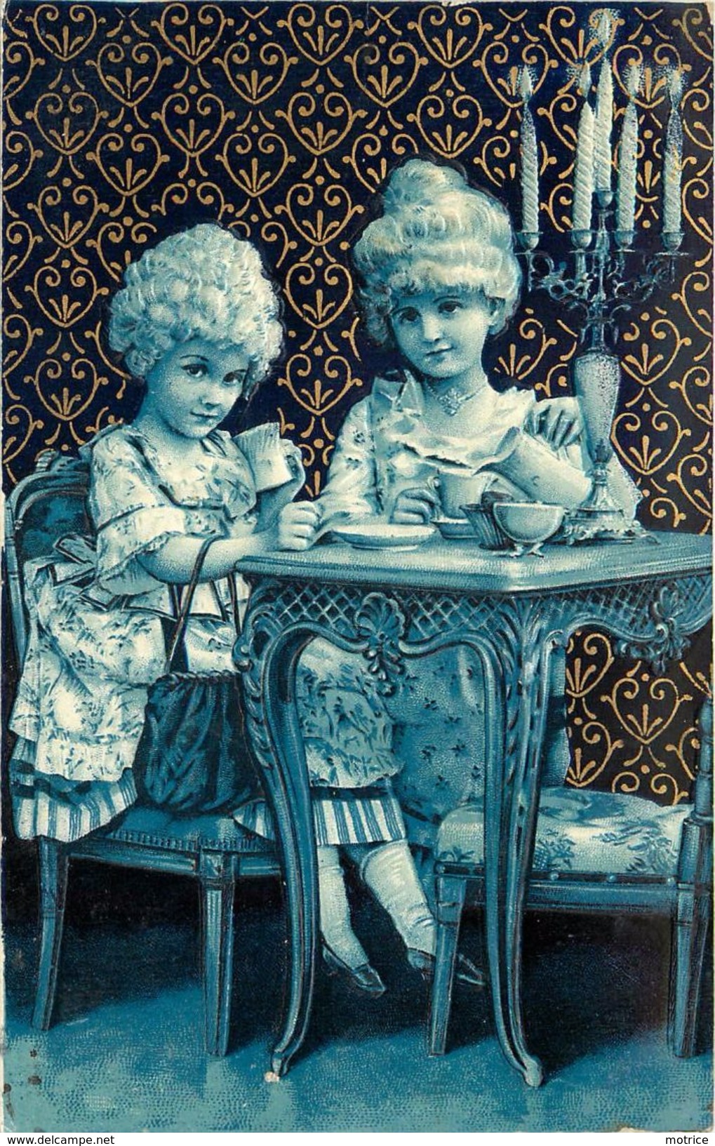 COUPLE DE FILLES EN COSTUME D’ÉPOQUE - Carte Bleue Gaufrée. - Scènes & Paysages