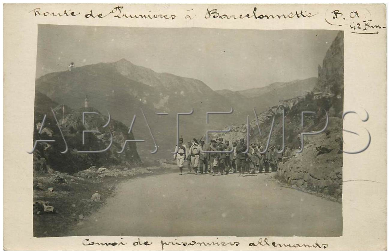 OCT17032 CARTE PHOTO GUERRE 14 18 CHASSEURS ALPINS ROUTE DE PRUNIERES A BARCELONNETTE CONVOI DE PRISONNIERS ALLEMANDS - Autres & Non Classés