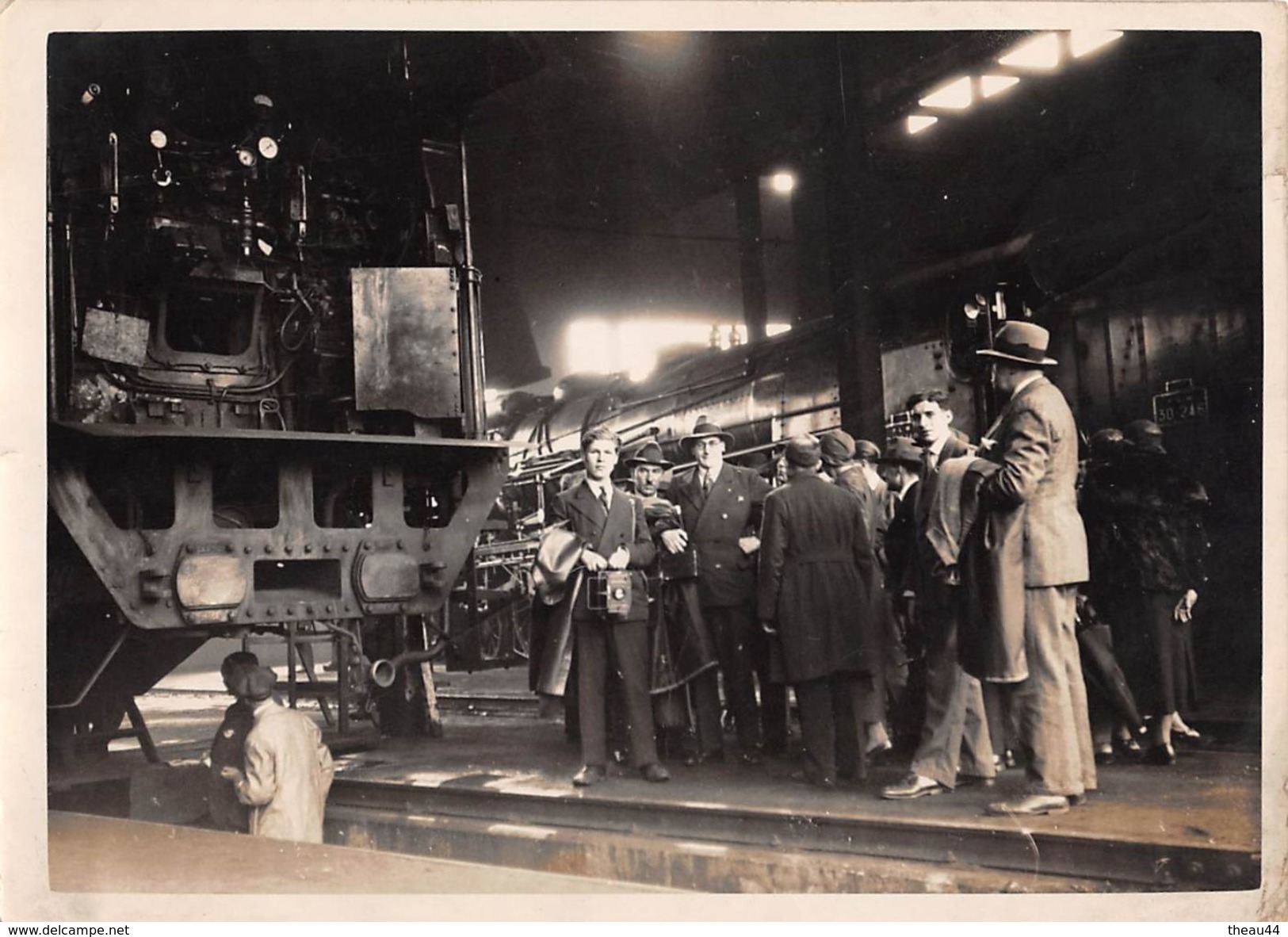 Cliché D'un Groupe (Journalistes ?) Dans Un Atelier De Chemin De Fer  - Voir Description - Treni