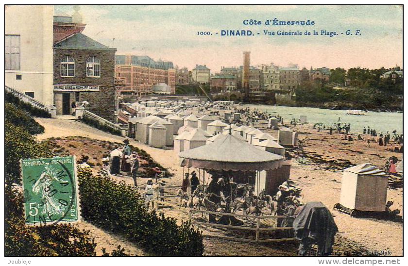 D35  DINARD  Vue Générale De La Plage  ........ Avec Le Manège à Petits Chevaux - Dinard