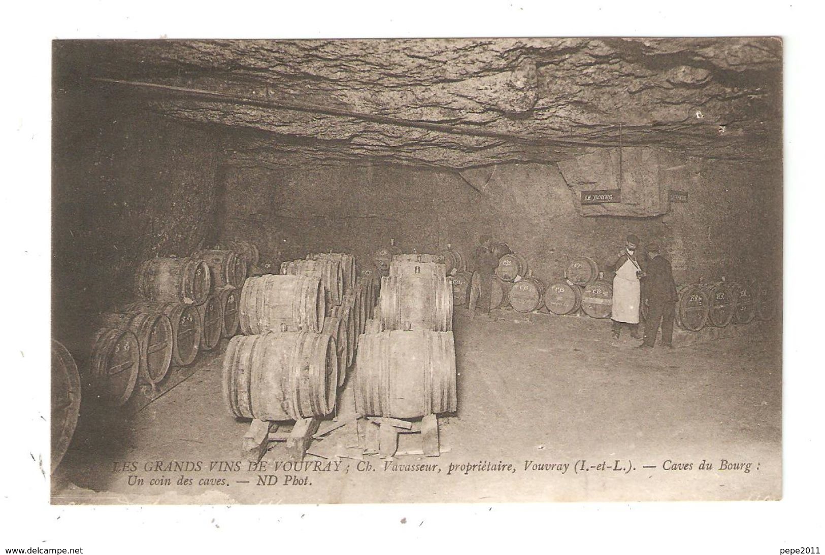 CPA 37 VOUVRAY Cave Du Bourg Vavasseur Un Coin Des Caves Animation Tonneaux - Vouvray