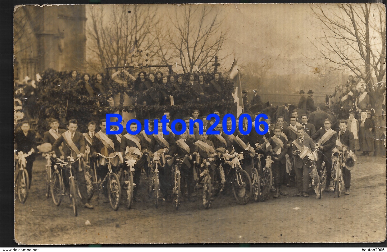 Pontpierre 1924 Baptême Des Cloches Les Cyclistes Devant L'Eglise Près De Faulquemont Morhange Saint Avold - Faulquemont