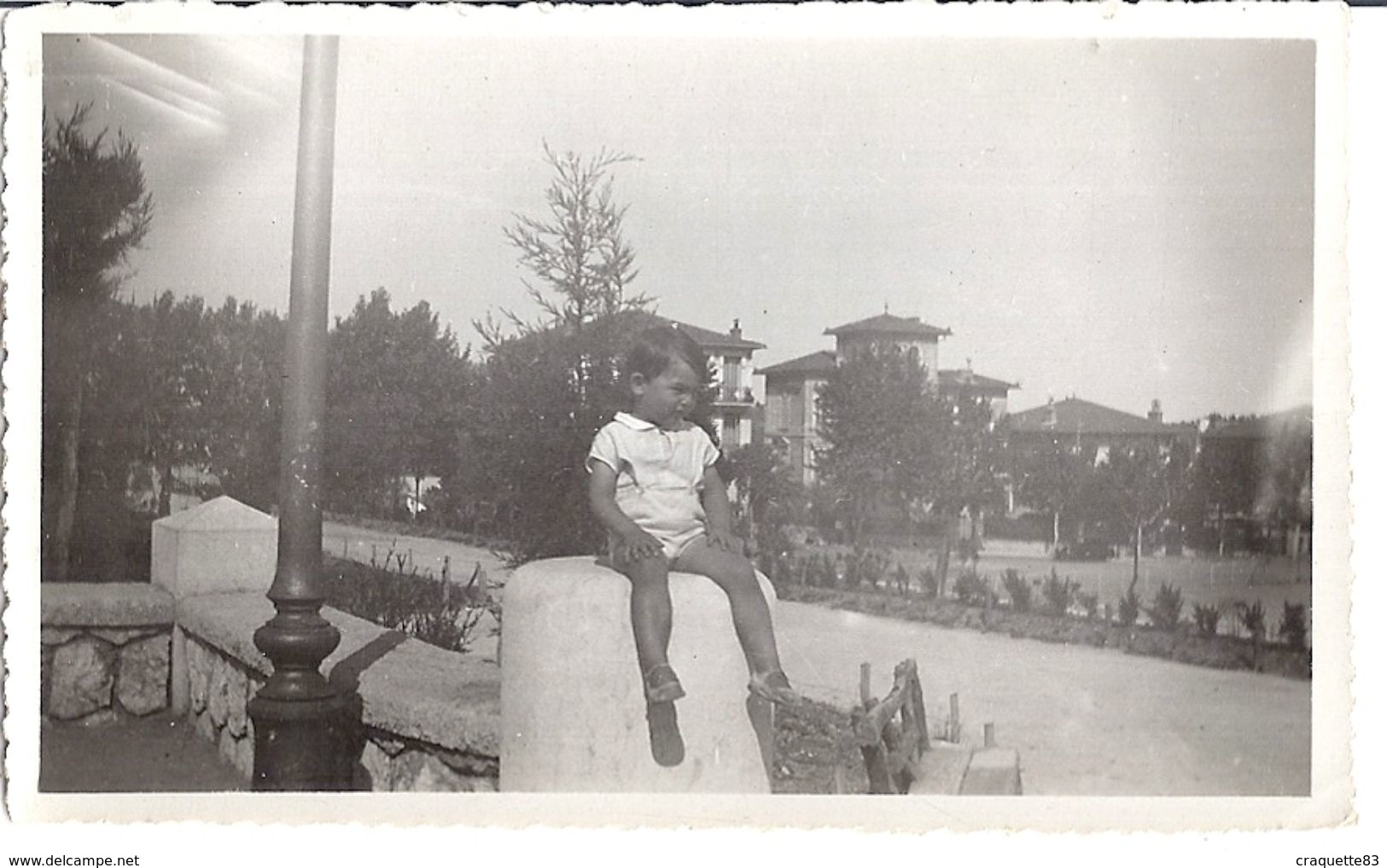 VILLEFRANCHE  - ENFANT DEVANT VILLAS  LE 3 JUILLET 1933 - Lieux