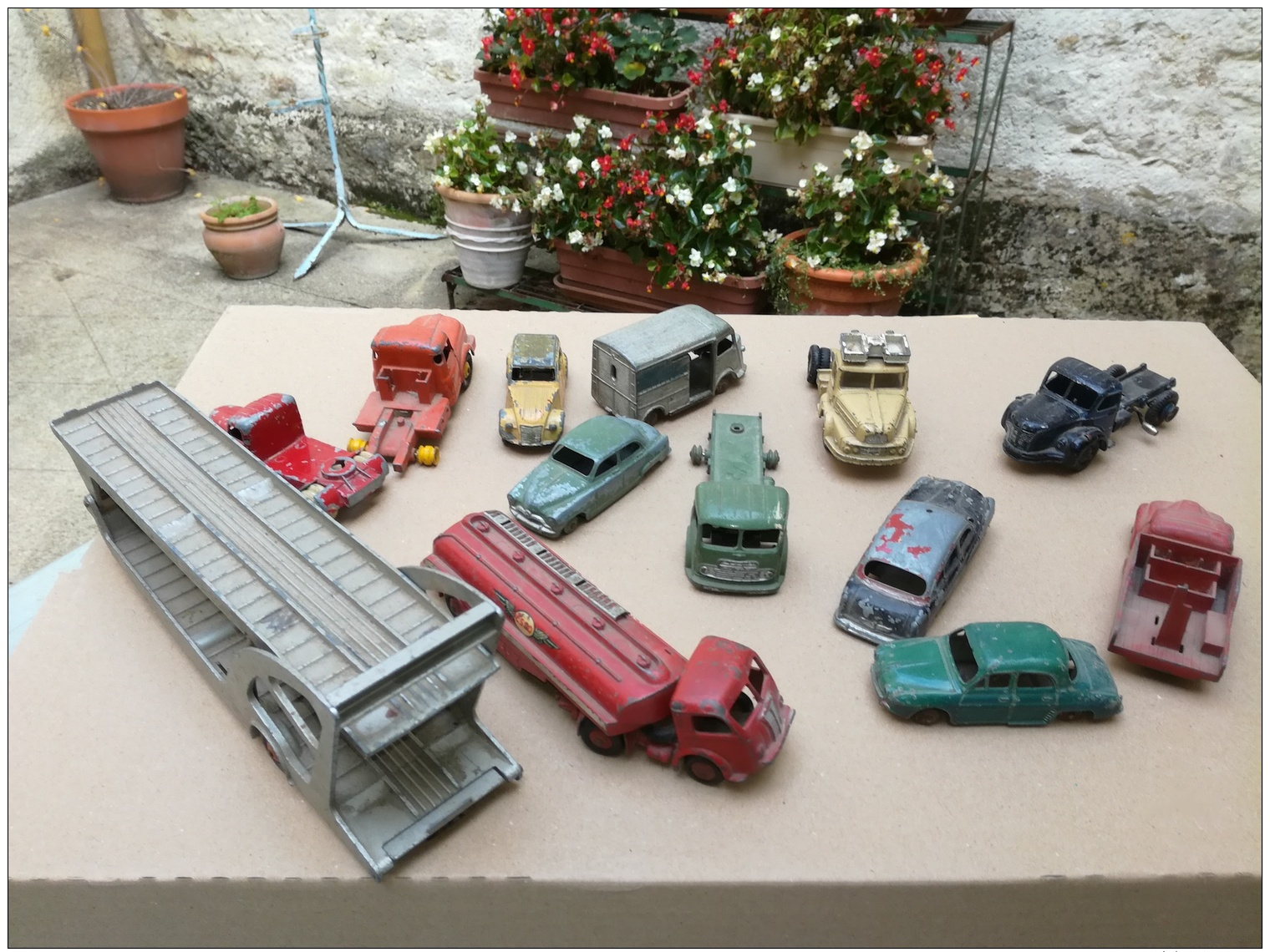 Dinky Toys: 2 Kg , 13 Pièces. Voir Photos.Camion Citerne ESSO  Complet . 2cv  1 Pneu Passable. - Toy Memorabilia