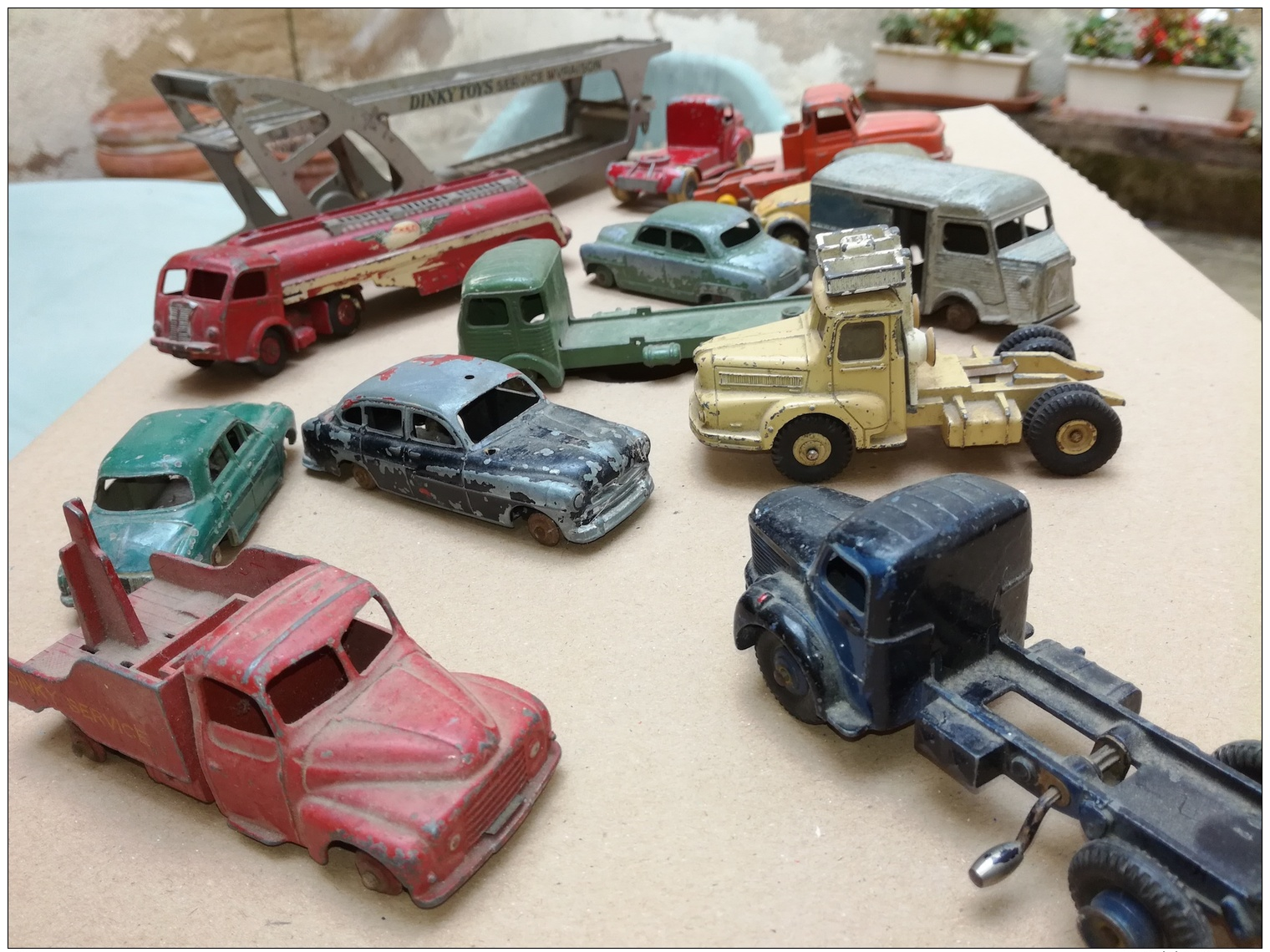 Dinky Toys: 2 Kg , 13 Pièces. Voir Photos.Camion Citerne ESSO  Complet . 2cv  1 Pneu Passable. - Toy Memorabilia