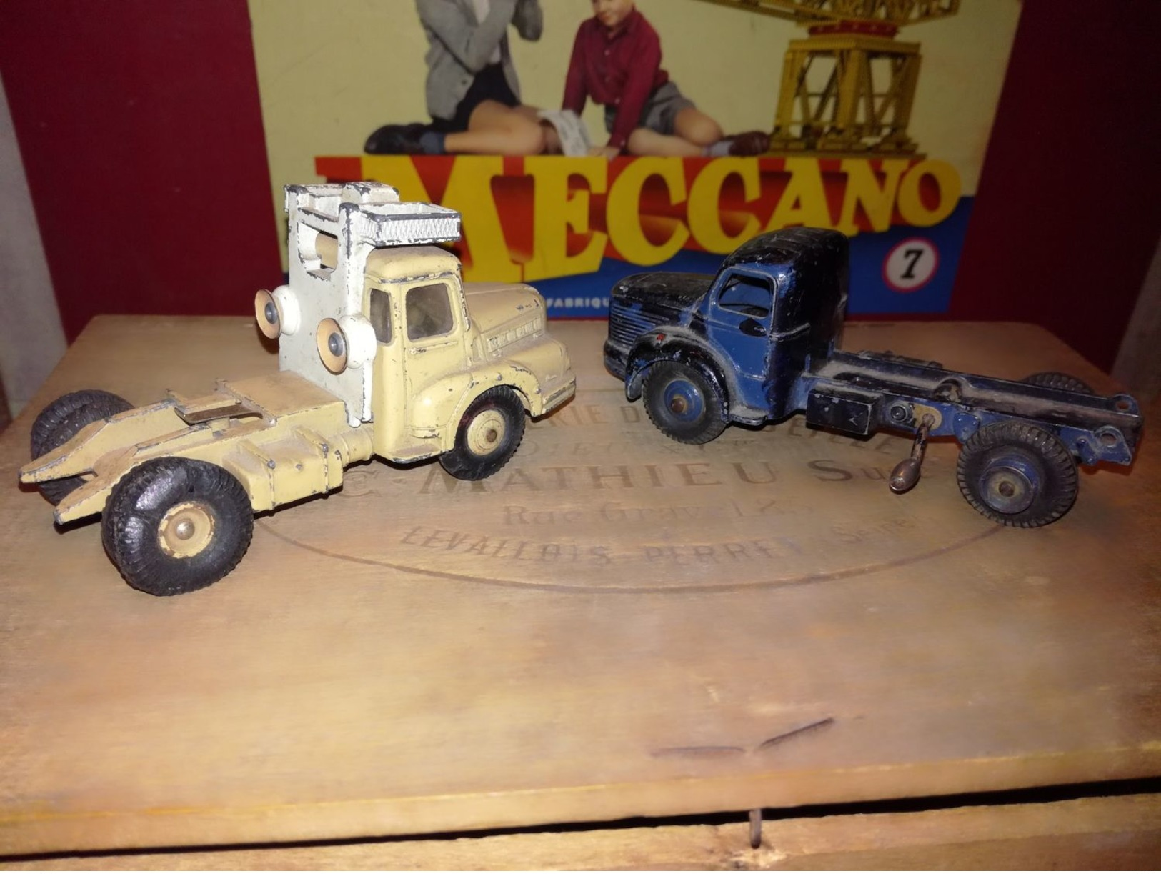 Dinky Toys: 2 kg , 13 pièces. Voir photos.Camion citerne ESSO  complet . 2cv  1 pneu passable.