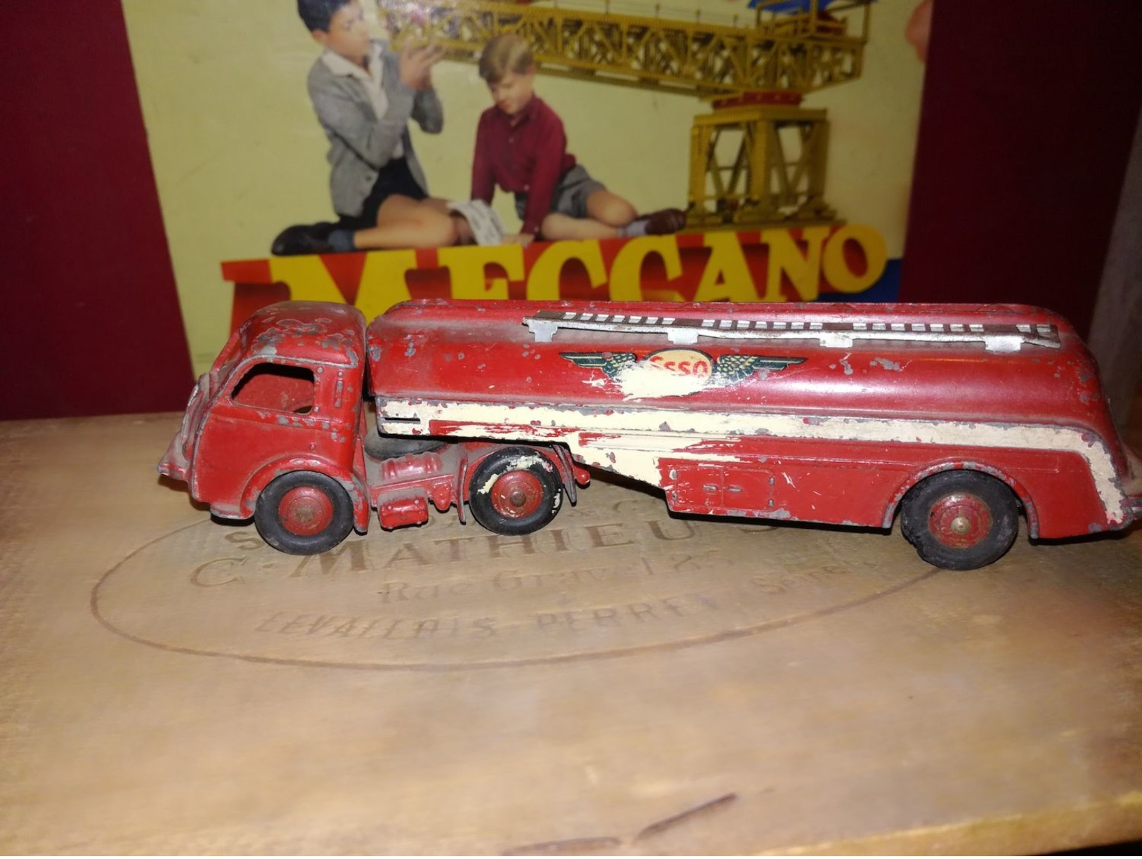 Dinky Toys: 2 kg , 13 pièces. Voir photos.Camion citerne ESSO  complet . 2cv  1 pneu passable.