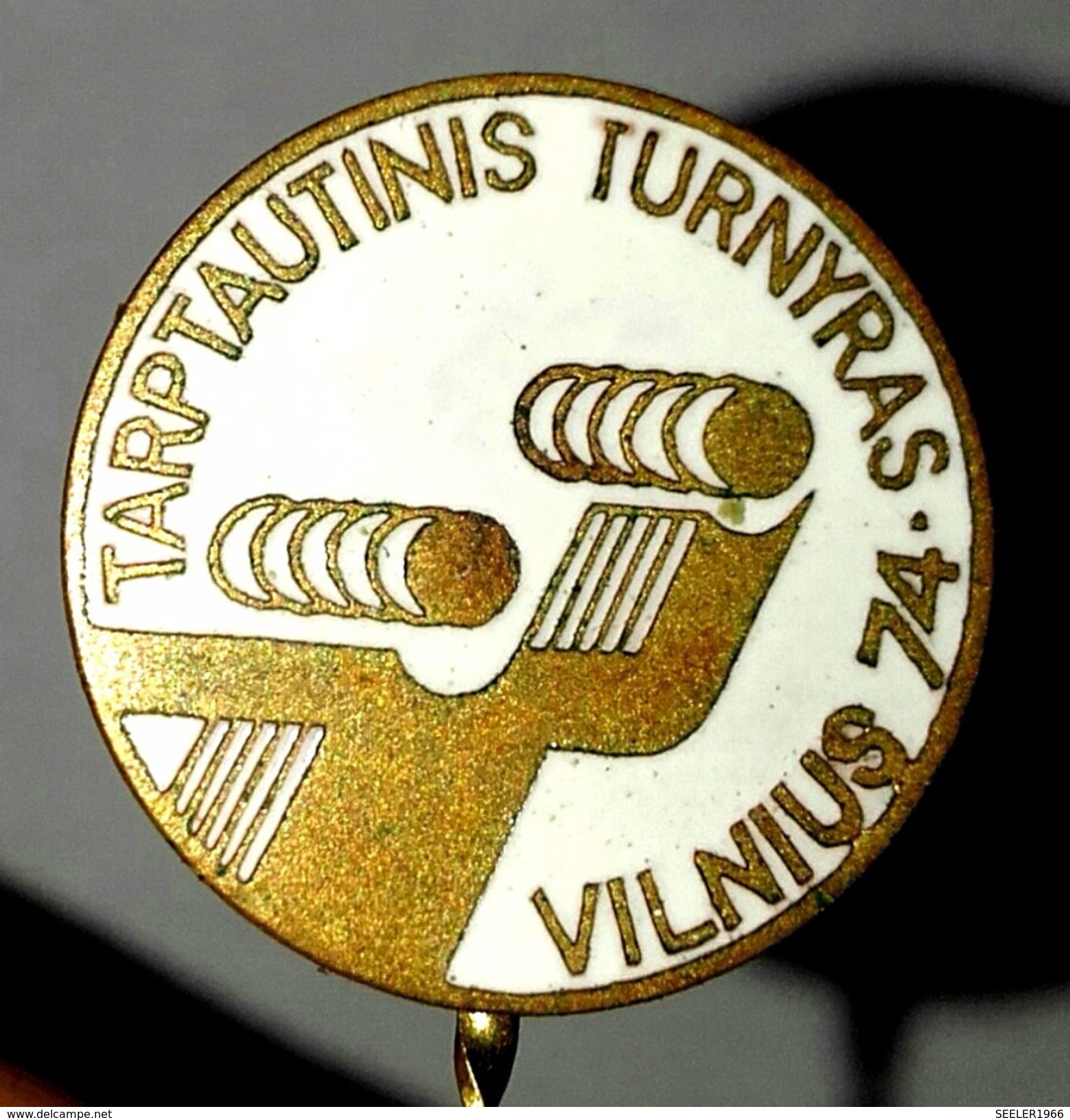 Pins/badges - Vintage,rare,quality - HANDBALL (man)- INTERNATIONAL TOURNAMENT - VILNIUS 1974 - LITHUANIA. - Handball