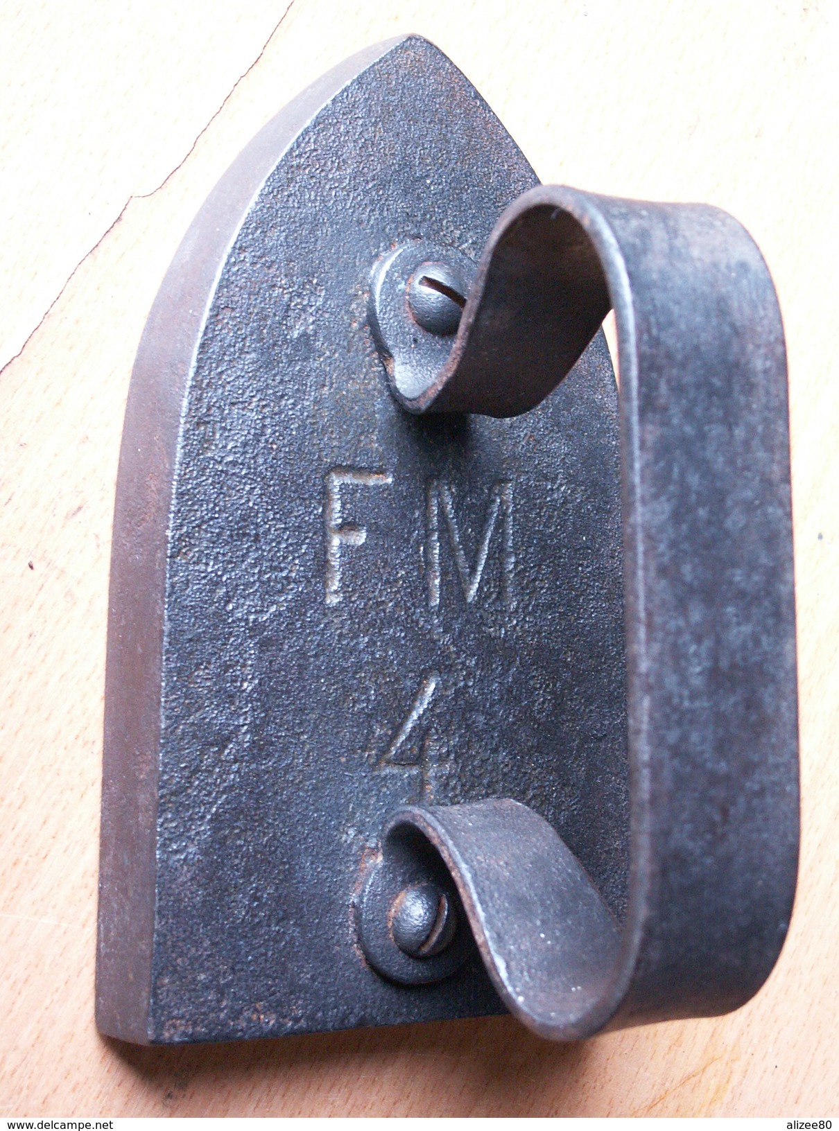 ""  ANCIENS  FERS  A  REPASSER  -  F M 4   "" état Sup - Ironwork