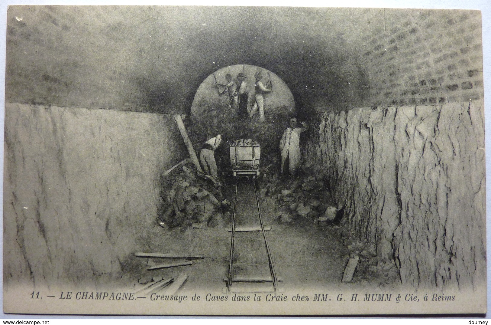 LE CHAMPAGNE - CREUSAGE DE CAVES DANS LA CRAIE CHEZ MM . G . H . MUMM & Cie , à REIMS - Reims