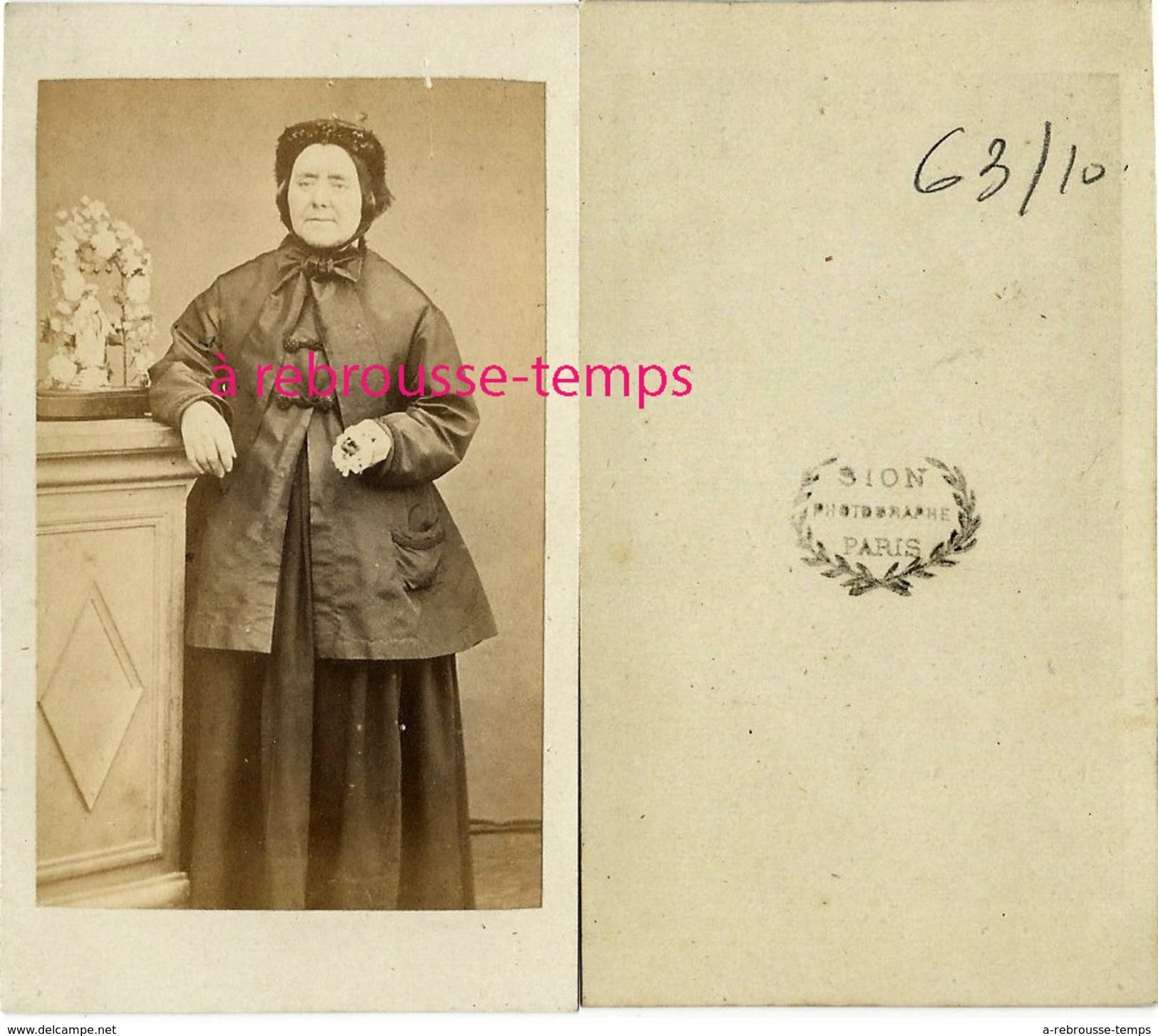 CDV Femme Modeste Vers 1860-près D'une Statue De La Vierge Surchargée-photo Sion à Paris - Alte (vor 1900)