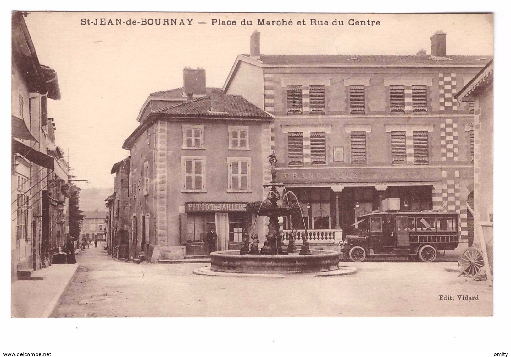 38 Saint Jean De Bournay Place Du Marché Et Rue Du Centre Cpa Animée Autobus Autocar Grand Hotel Du Nord - Saint-Jean-de-Bournay