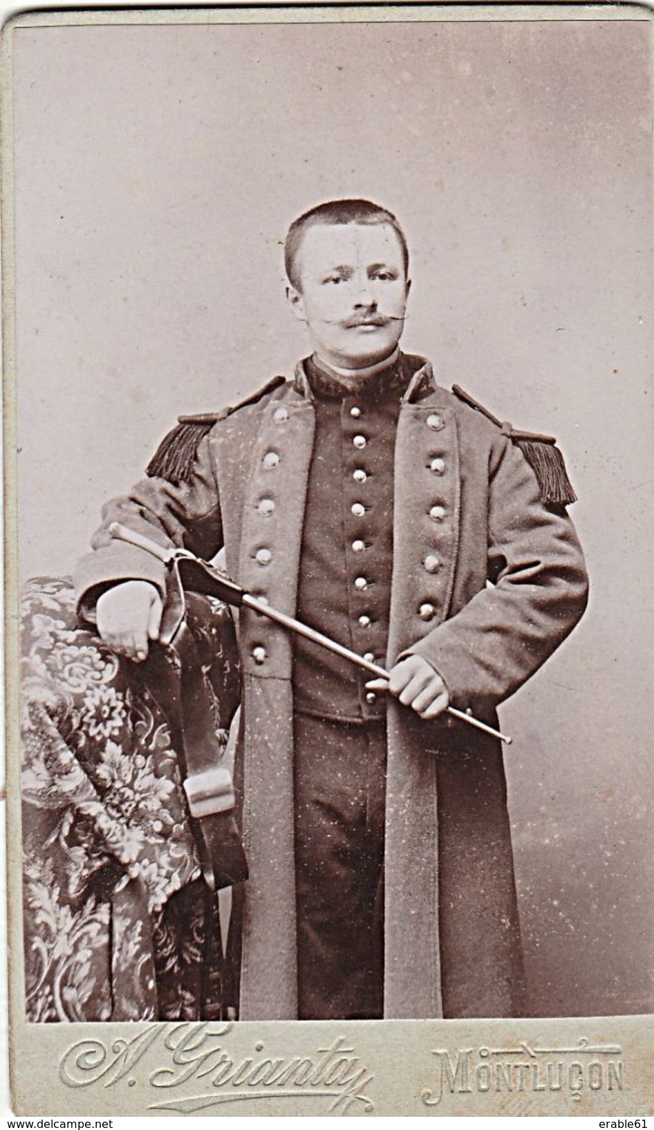 PHOTO CDV  MILITAIRE SOLDAT ET SA GUIMBARDINE    Cabinet GRIANTA A MONTLUCON - Guerre, Militaire