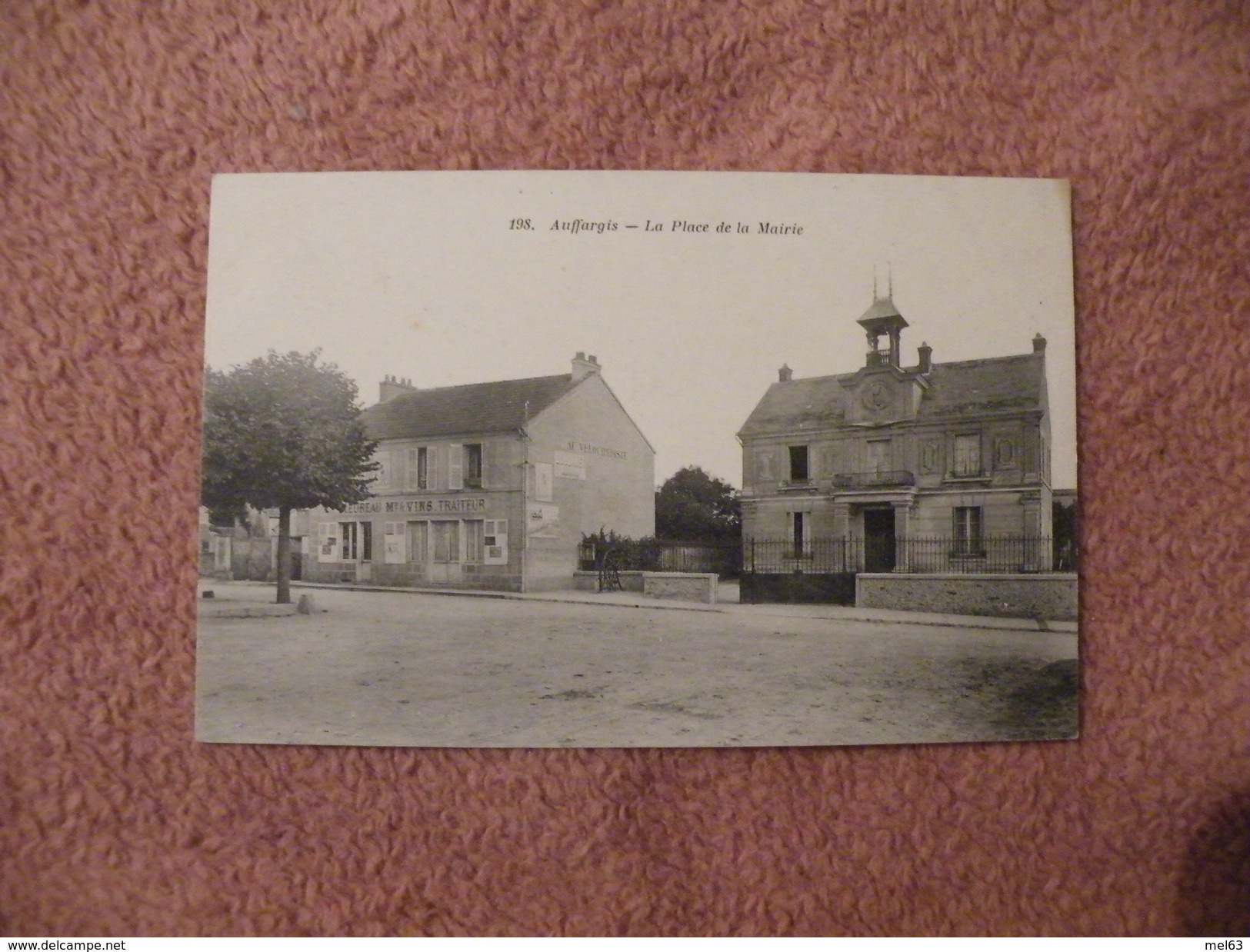 A444. CPA. 78. AUFFARGIS. La Place De La Mairie.   Beau Plan . Non écrite - Auffargis