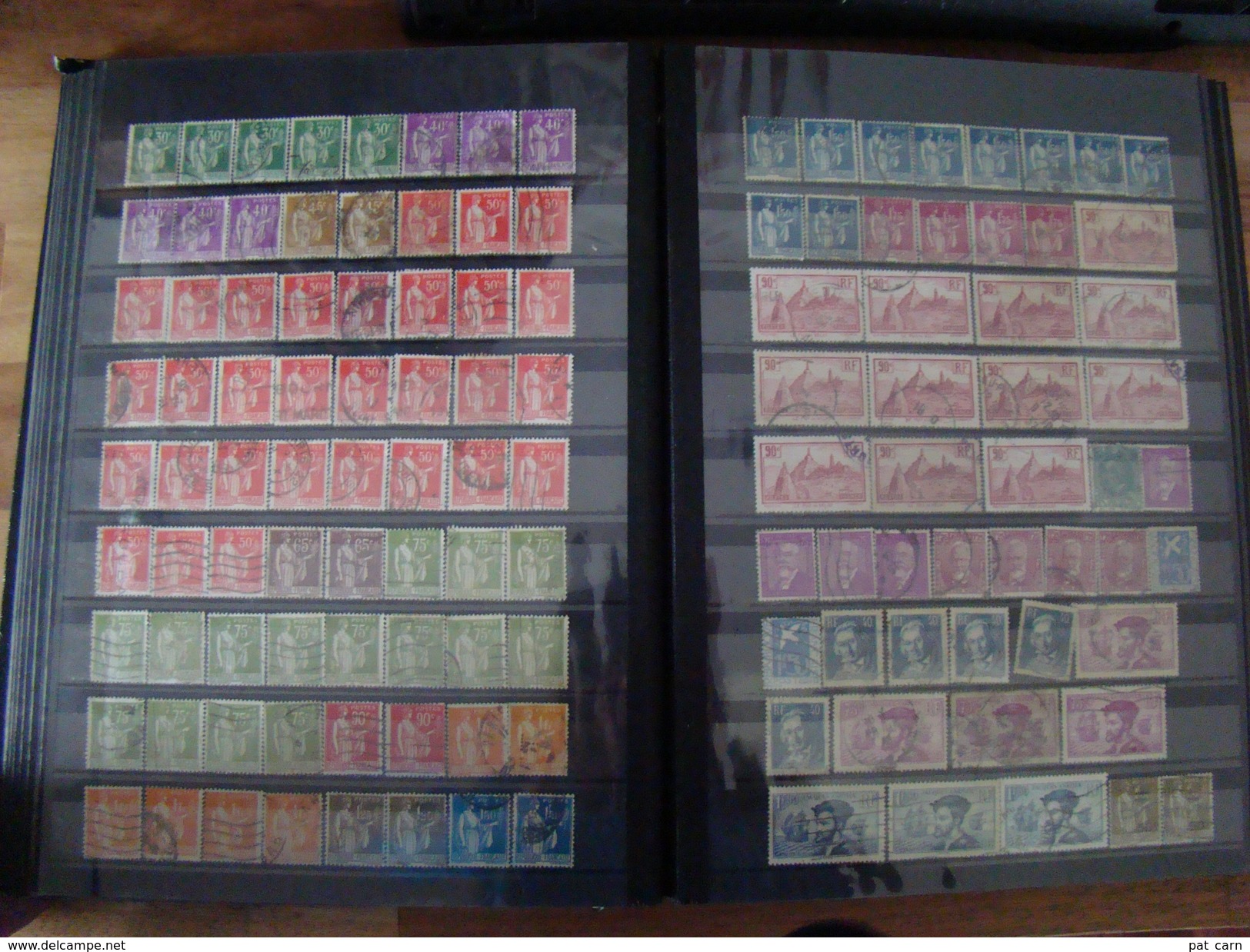 En classeur collection de plus de 2500 timbres oblitérés de France à  partir des classiques.