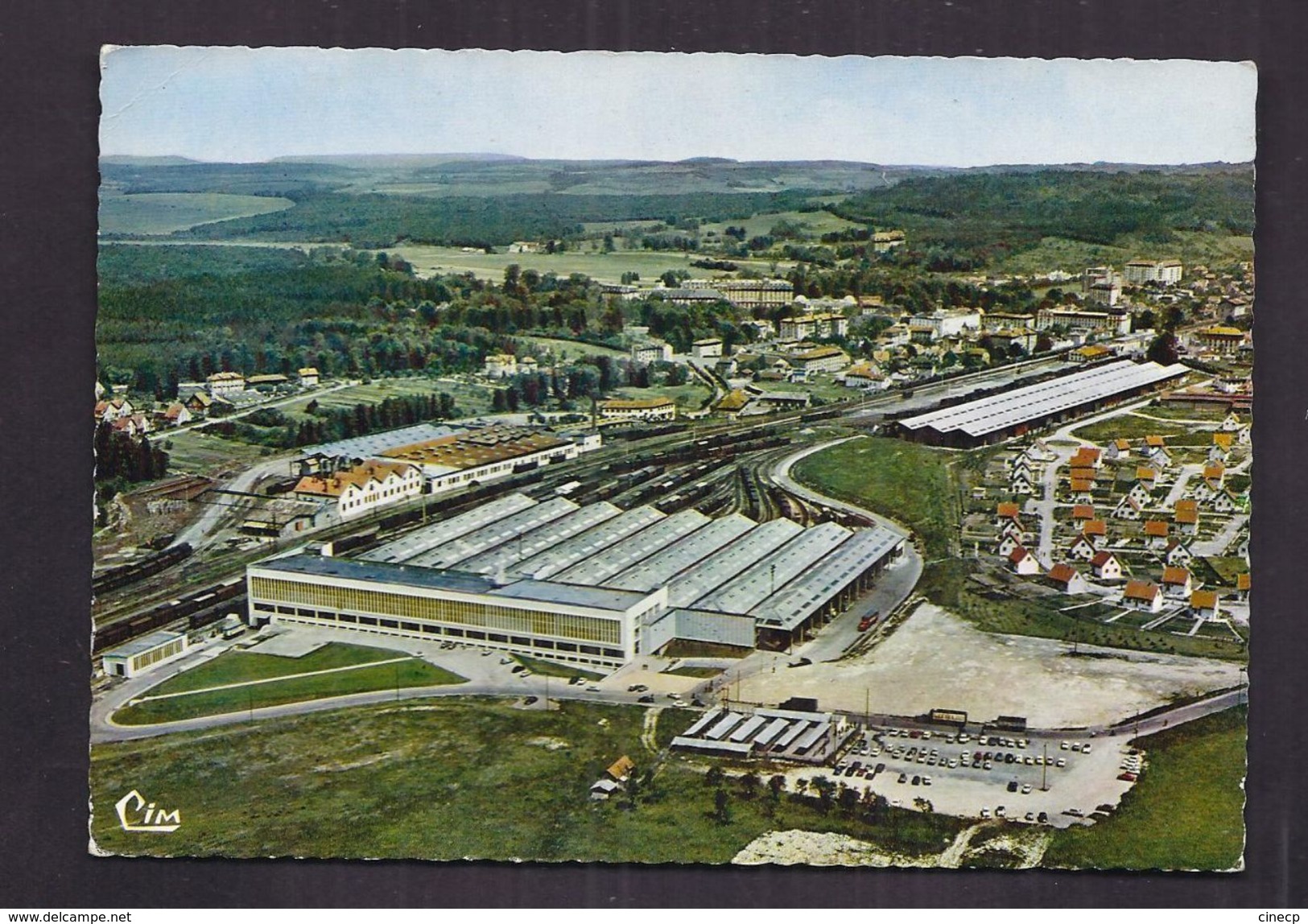 CPSM 88 - VITTEL - Vue Aérienne - TB GARE + Bâtiments Source Minérale Vittel à Côté - VOIE CHEMIN DE FER INDUSTRIE - Contrexeville