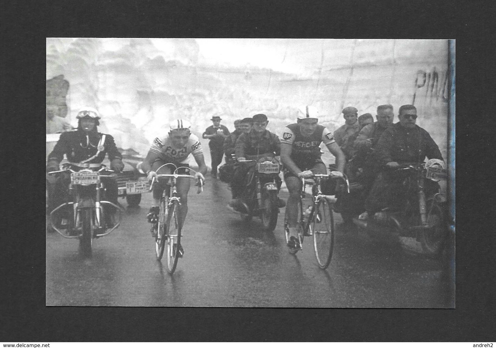 SPORTS - SPORT CYCLISME  VÉLO  SOUVENIR DU TOUR DE FRANCE AU COUDE À COUDE ANQUETIL ET POULIDOR - Cyclisme