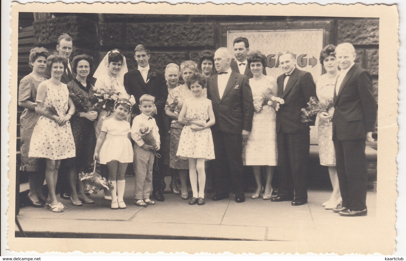 Dresden - Familienphoto, Männer, Frauen, Jungen, Mädchen Mit Blumen -  (G. Schmolke, Dresden) - Plaatsen