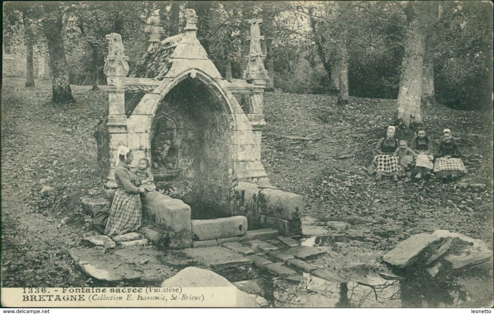 AK Fontaine Sacrée Finistère Bretagne, Um 1910 (24527) - Sonstige & Ohne Zuordnung