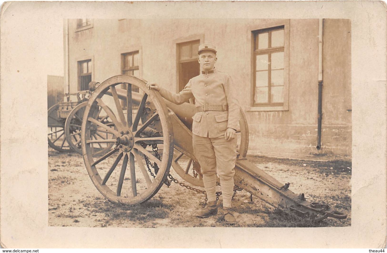 ¤¤   -  Carte-Photo Militaire   -  Soldat Devant Un Canon  " 6 " Sur Le Képi  -  Artilleur , Artillerie    -  ¤¤ - Manoeuvres