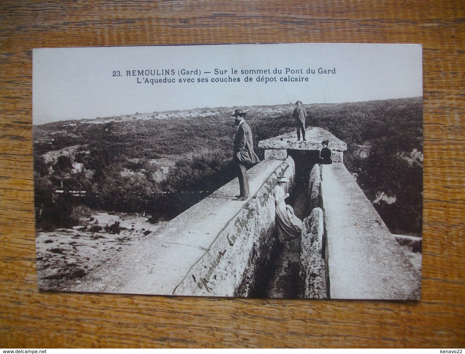 Remoulins , Sur Le Sommet Du Pont Du Gard ,l'aqueduc Avec Ses Couches De Dépot Calcaire "" Carte Animée "" - Remoulins