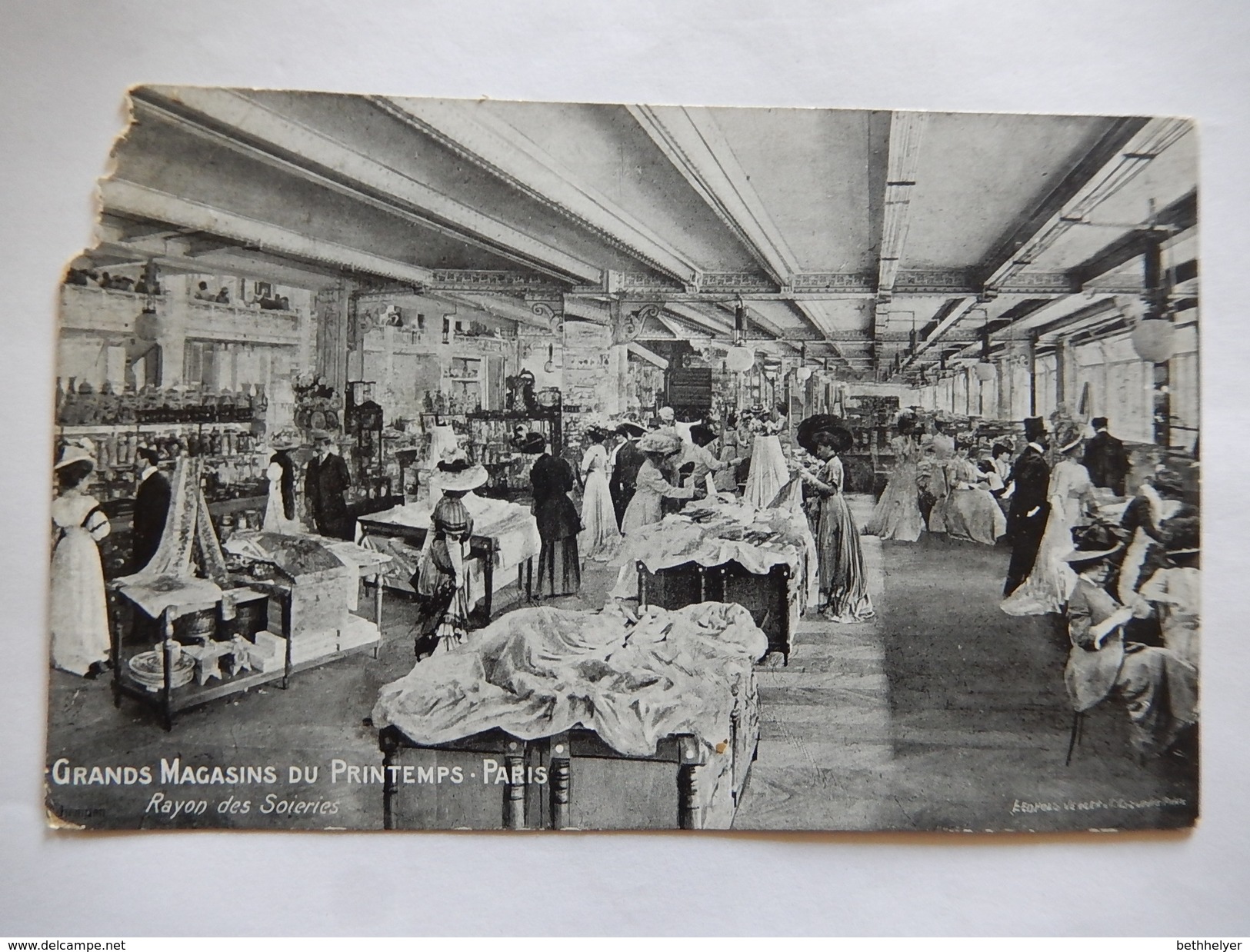 CPA - (75) - GRANDS MAGASINS DU PRINTEMPS PARIS - RAYON DES SOIERIES -  R7131 - Mode