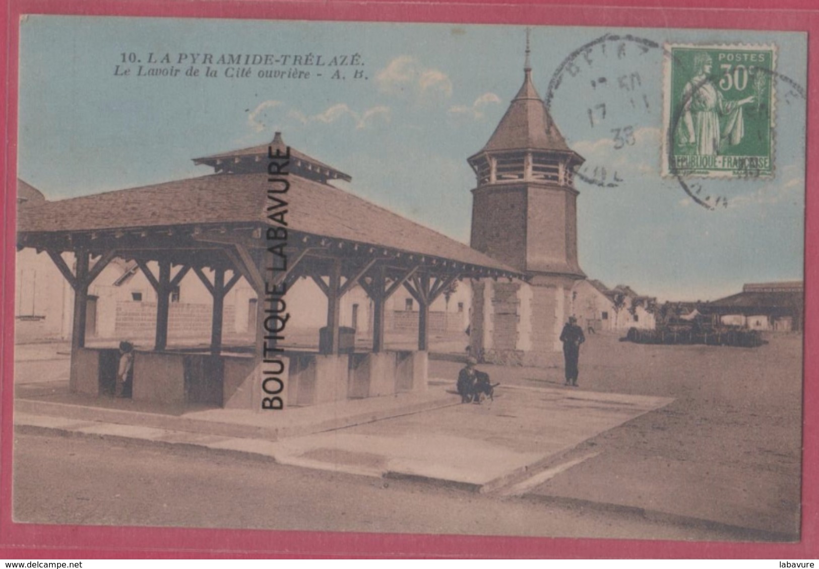 49 - LA PYRAMIDE TRELAZE---Le Lavoir De La Cité Ouvriere---animé---cpsm Pf Colorisée - Angers