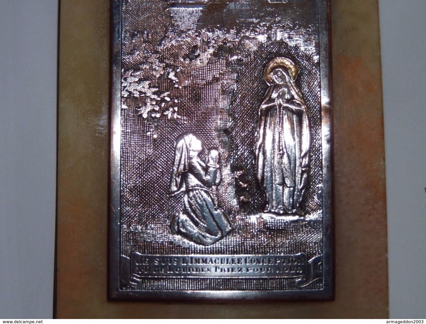 BELLE DECORATION A POSER CADRE RELIGION PLAQUE ARGENTE SUR MARBRE LOURDES PROPRE - Godsdienst & Esoterisme